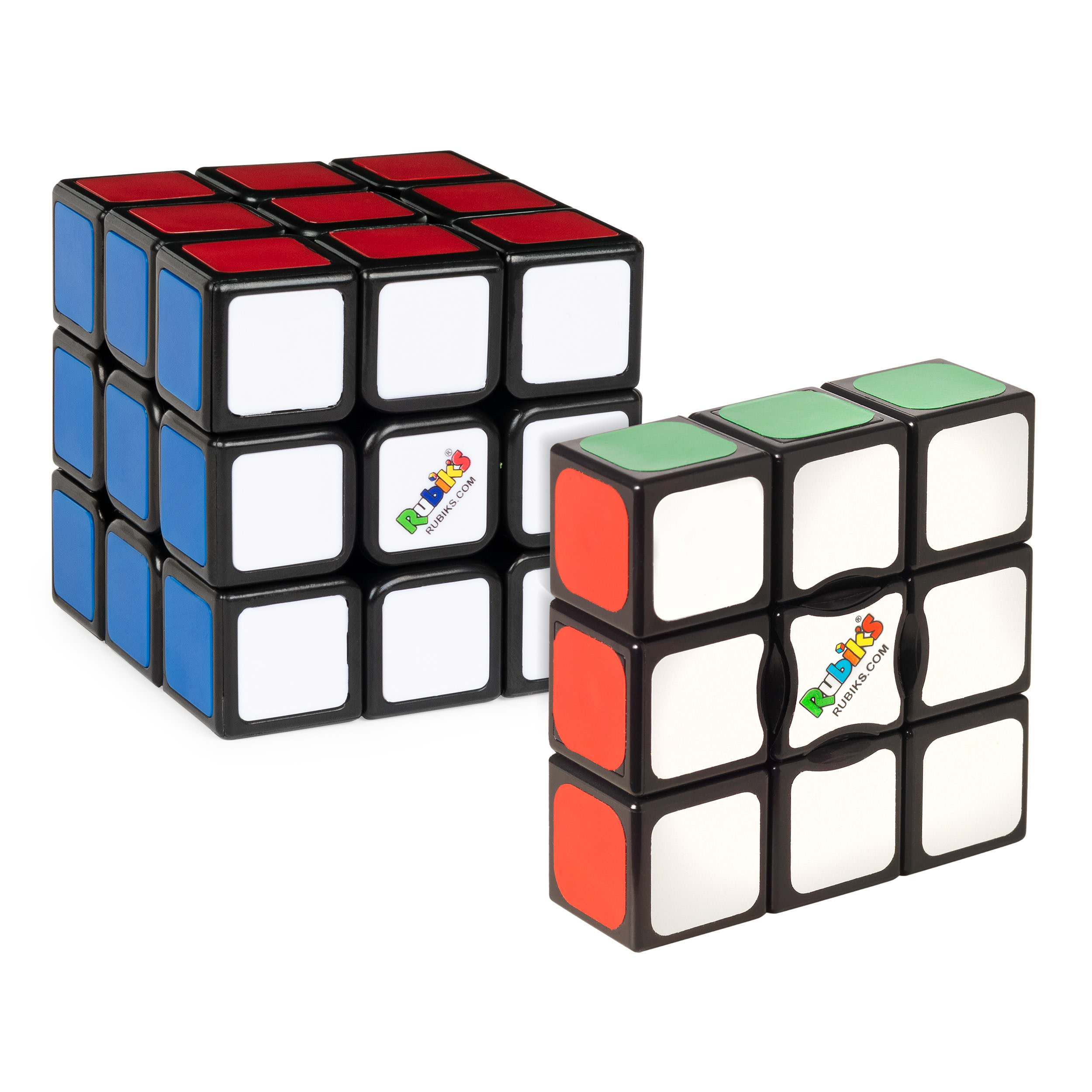 Zwei Rubik's Würfel. Einer komplett, der andere teilweise montiert. Farben sind Rot, Blau, Grün, Weiß und Schwarz.