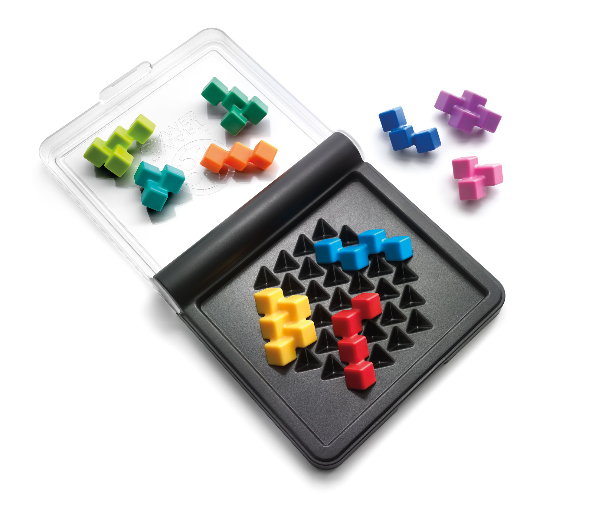 Un gioco di puzzle logico con pezzi colorati a forma di blocco. I pezzi sono in una custodia trasparente, alcuni su una tavola nera con triangoli.