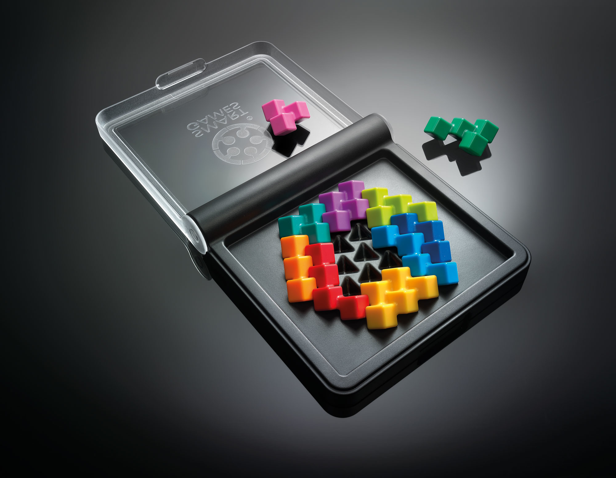 Un puzzle logico con blocchi colorati in una custodia nera. I blocchi sono rosa, verdi, gialli, arancioni, rossi, viola e blu.