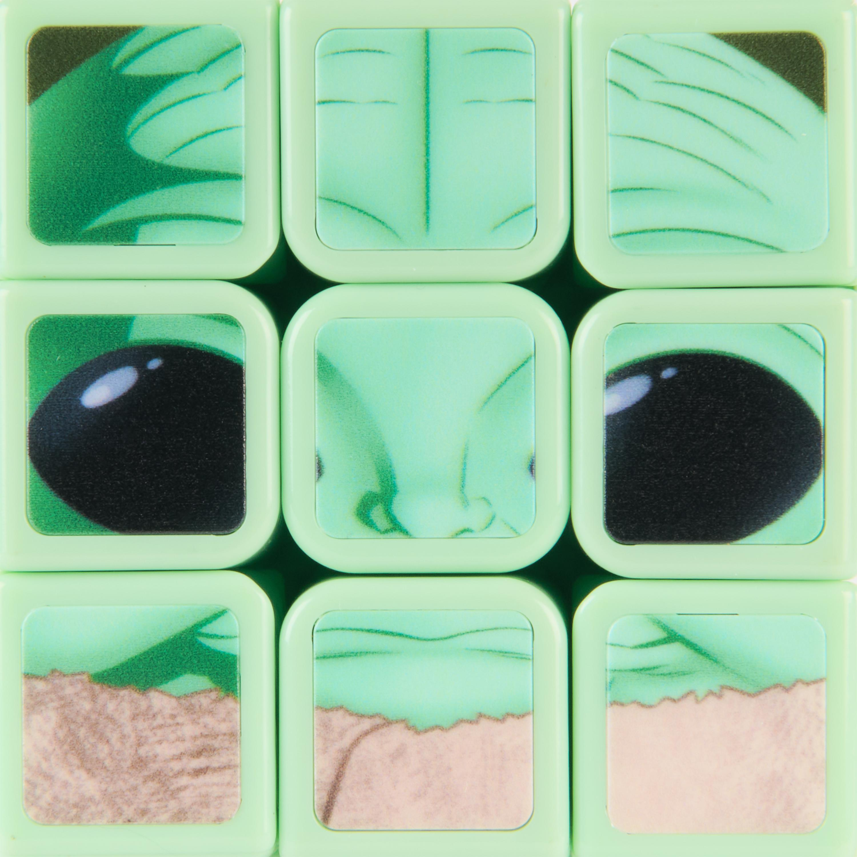 Nahaufnahme eines Puzzles. Die Würfelflächen zeigen Teile eines Gesichts mit Augen, Nase und anderen Merkmalen.