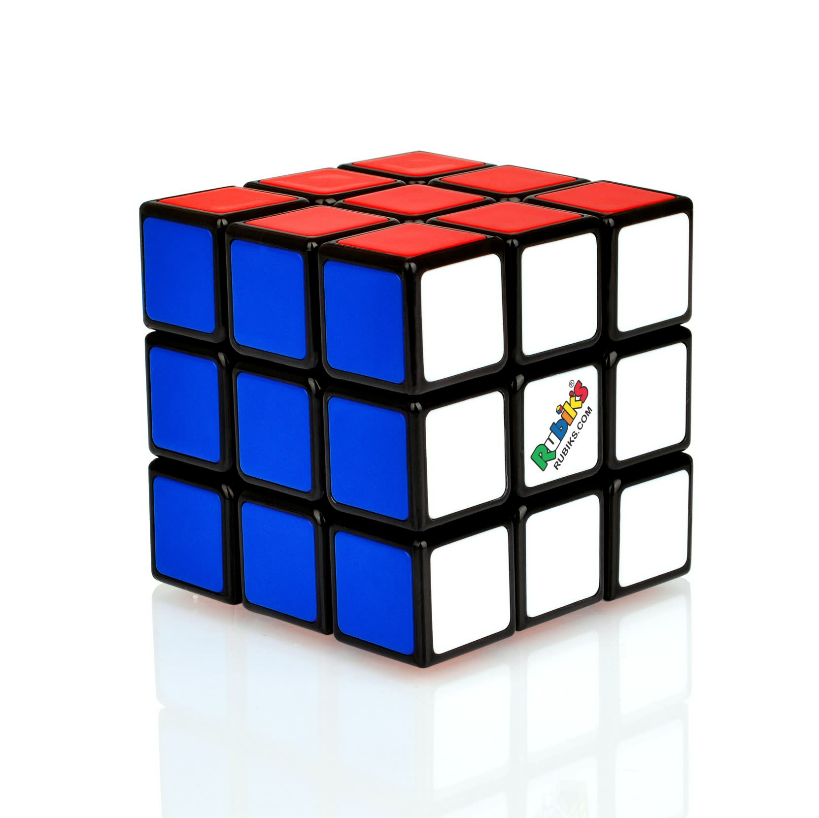 Ein Rubik's Cube, ein 3D-Kombinationsrätsel. Es hat rote, blaue, weiße Farben. Es ist auf einer weißen Oberfläche.