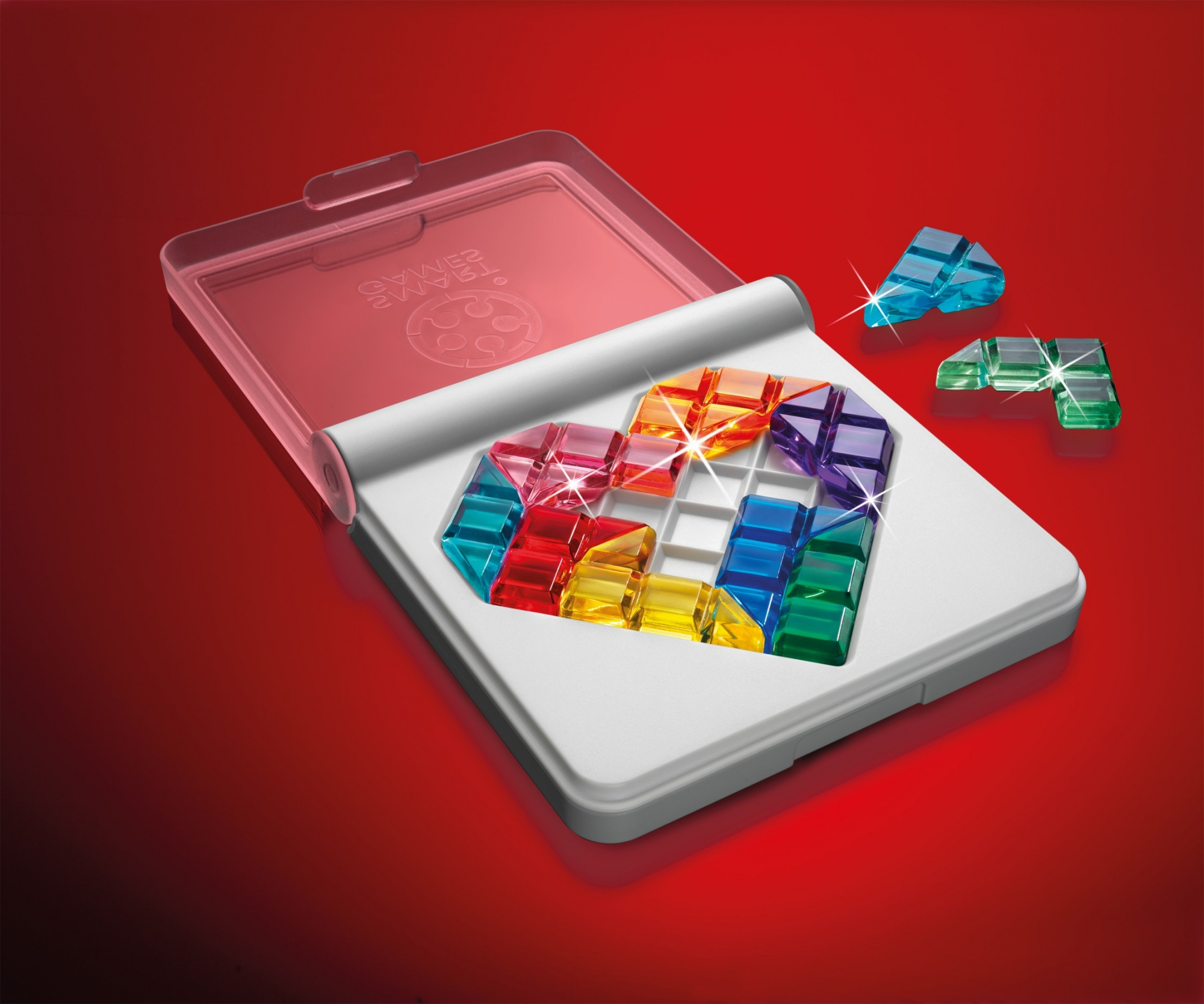 Un puzzle a forma di cuore con blocchi colorati all'interno di una custodia bianca, con blocchi sciolti su sfondo rosso.