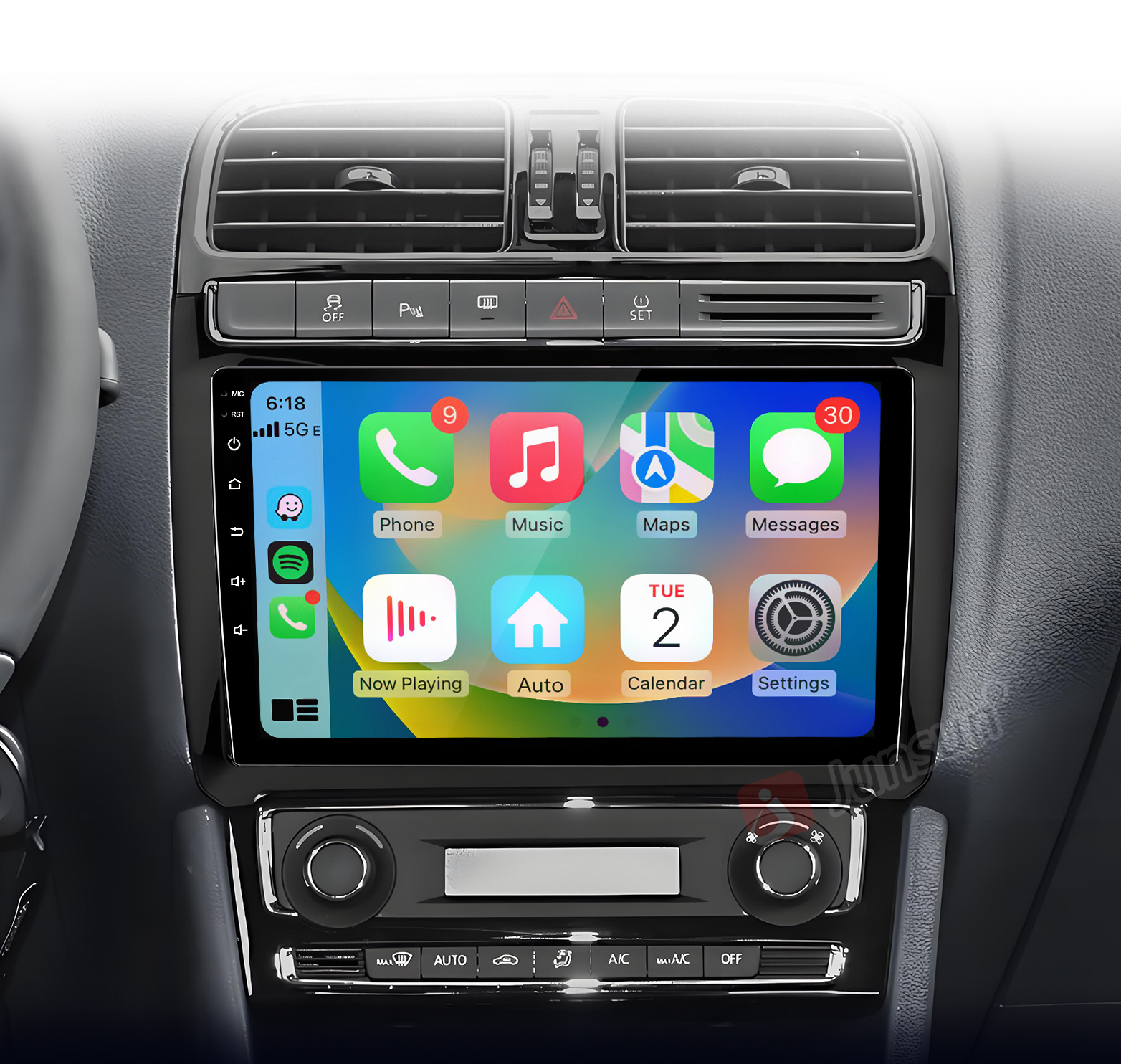 Cruscotto dell'auto con touchscreen che mostra icone di app come telefono, musica, mappe, messaggi e impostazioni. L'ora è 6:18.