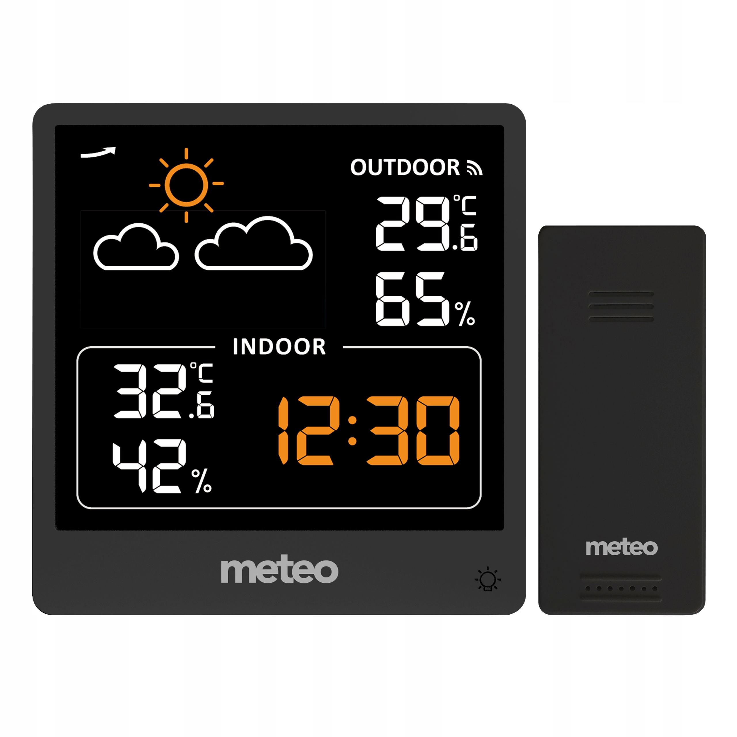 Czarna stacja pogodowa wyświetla temperaturę zewnętrzną i wewnętrzną, wilgotność i godzinę. Po prawej stronie znajduje się osobny czarny czujnik.