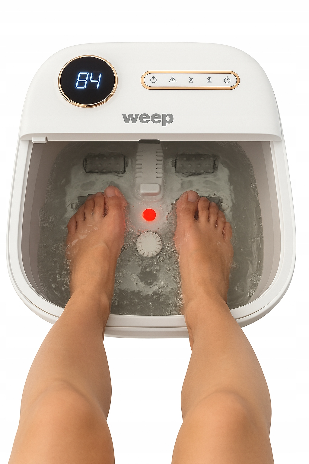 Stopy osoby w spa do stóp z wodą. Spa jest białe z cyfrowym wyświetlaczem pokazującym 84 stopnie.