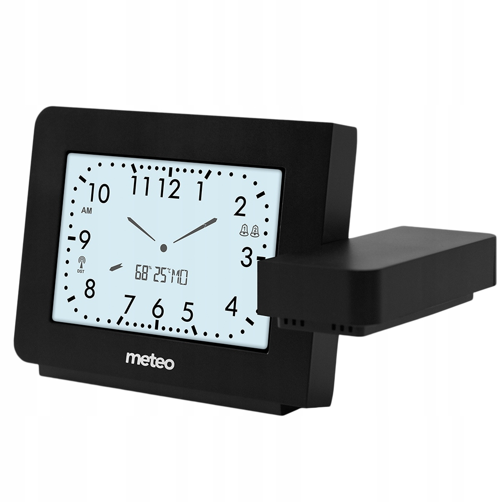 Czarny zegar cyfrowy z białą tarczą. Pokazuje godzinę, datę i informacje o pogodzie. Prostokątny kształt i mała półka.