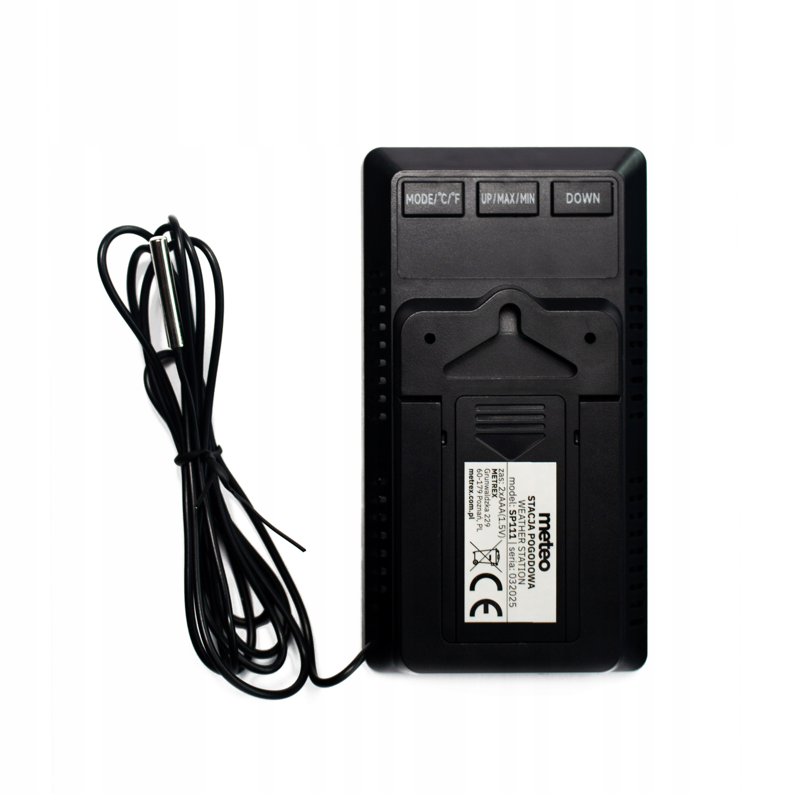 Czarna stacja pogodowa z przyciskami i kablem czujnika. Białe tło.