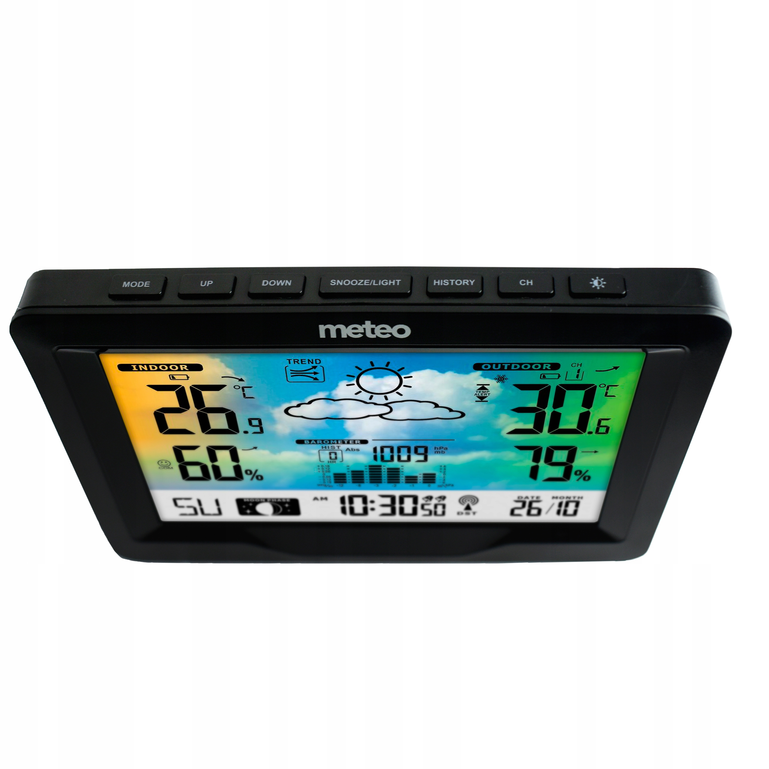 Czarna stacja pogodowa wyświetla temperaturę wewnątrz/na zewnątrz, wilgotność, godzinę, datę i ikony pogody.