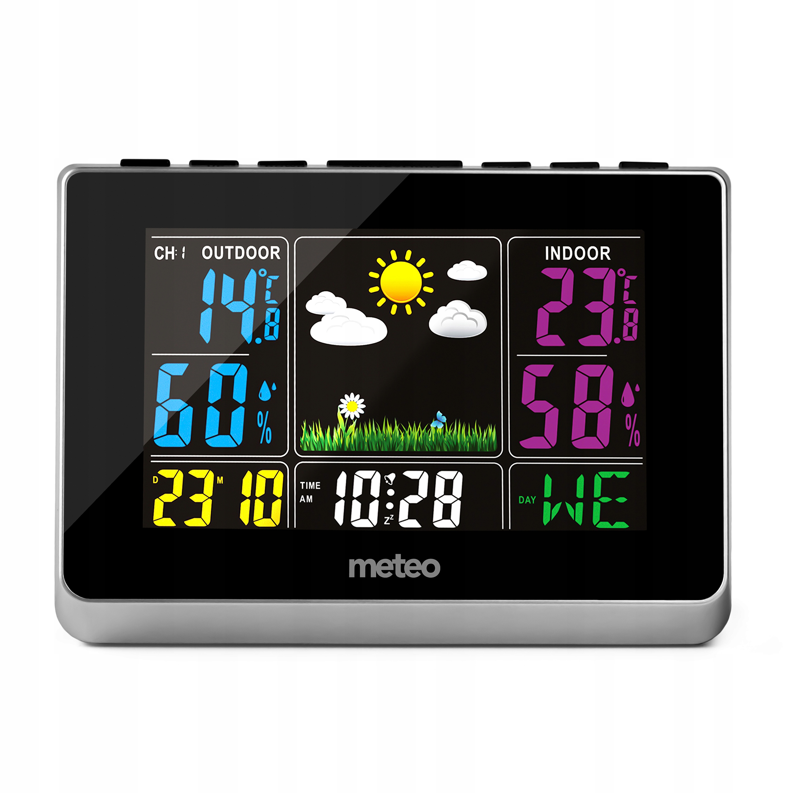 Cyfrowa stacja pogodowa wyświetla temperaturę zewnętrzną i wewnętrzną, wilgotność i czas. Na ekranie widać słońce, chmury i trawę.