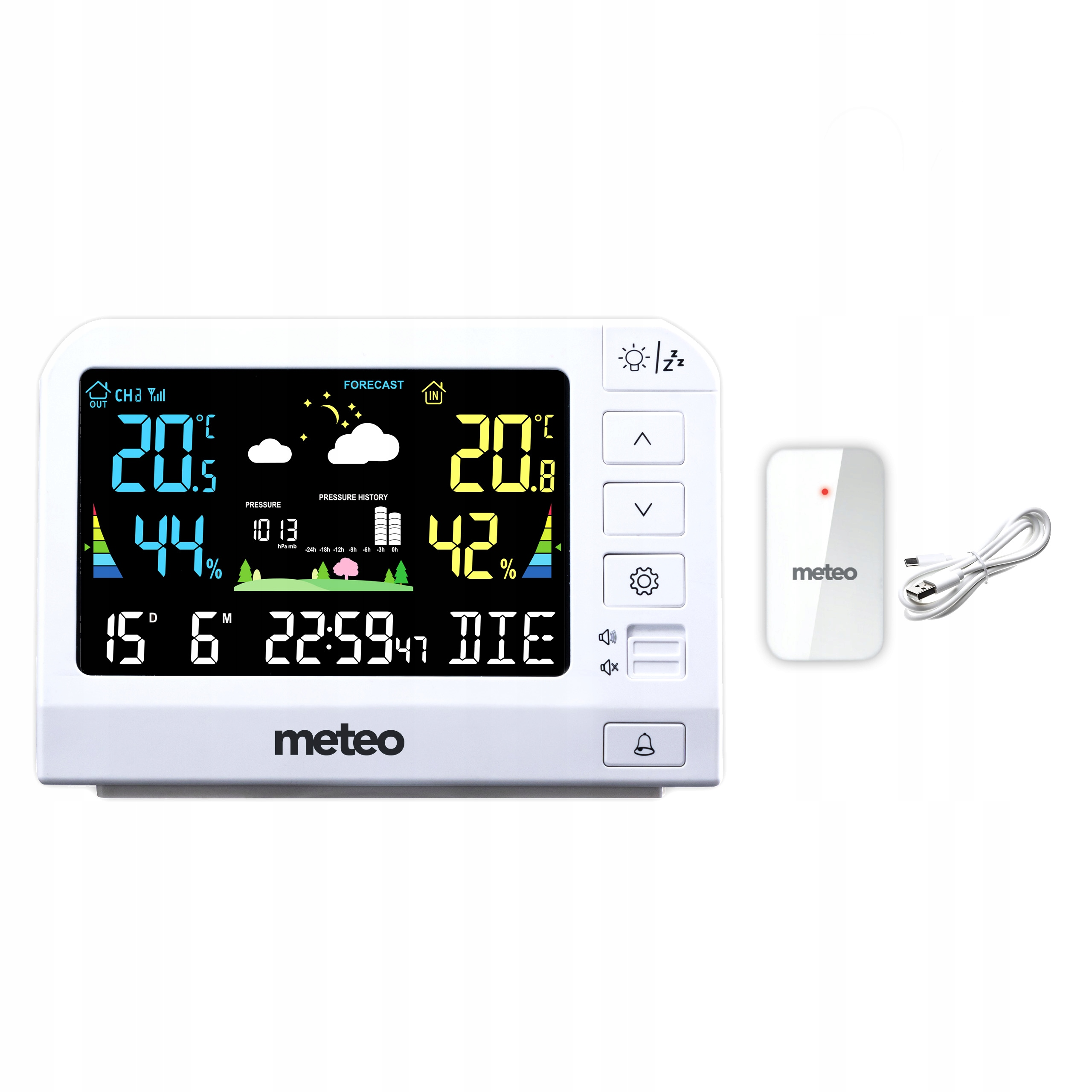 Biała cyfrowa stacja pogodowa wyświetla temperaturę, wilgotność i czas. Małe białe urządzenie i kabel po prawej.