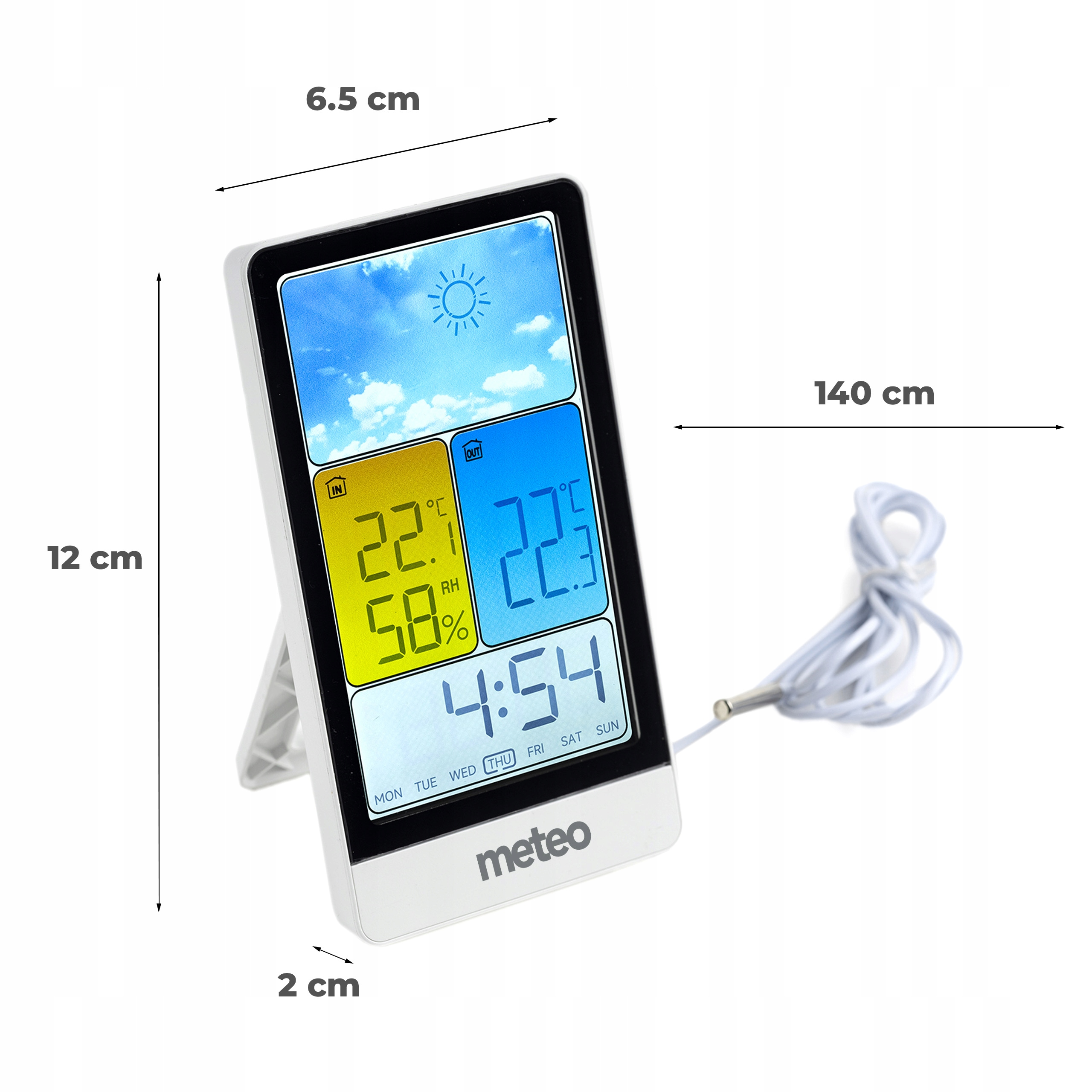 Biała stacja pogodowa wyświetla temperaturę, wilgotność i czas. Wymiary są oznaczone. Dołączony jest biały przewód.