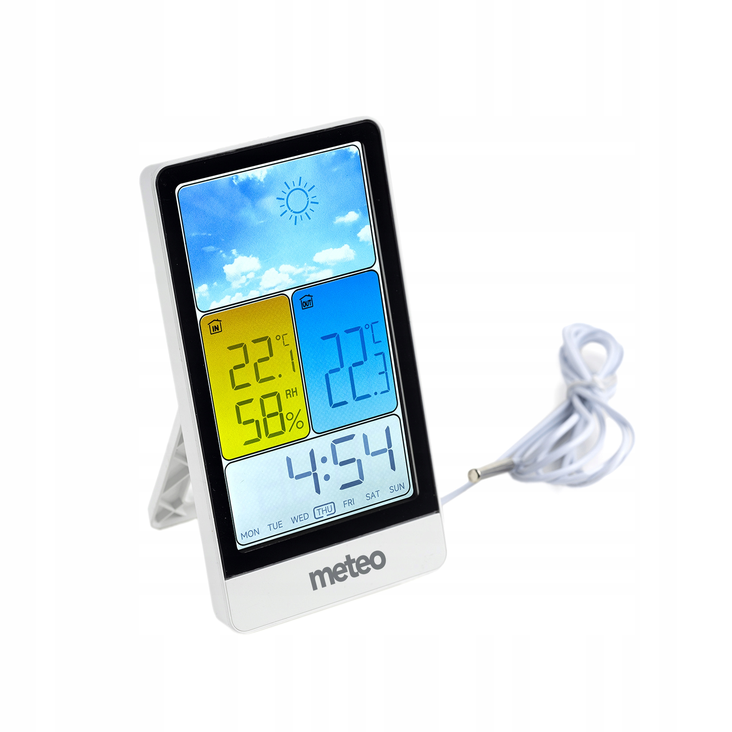 Biała cyfrowa stacja pogodowa wyświetla temperaturę, wilgotność, godzinę i prognozę pogody. Obecny jest biały stojak i kabel.