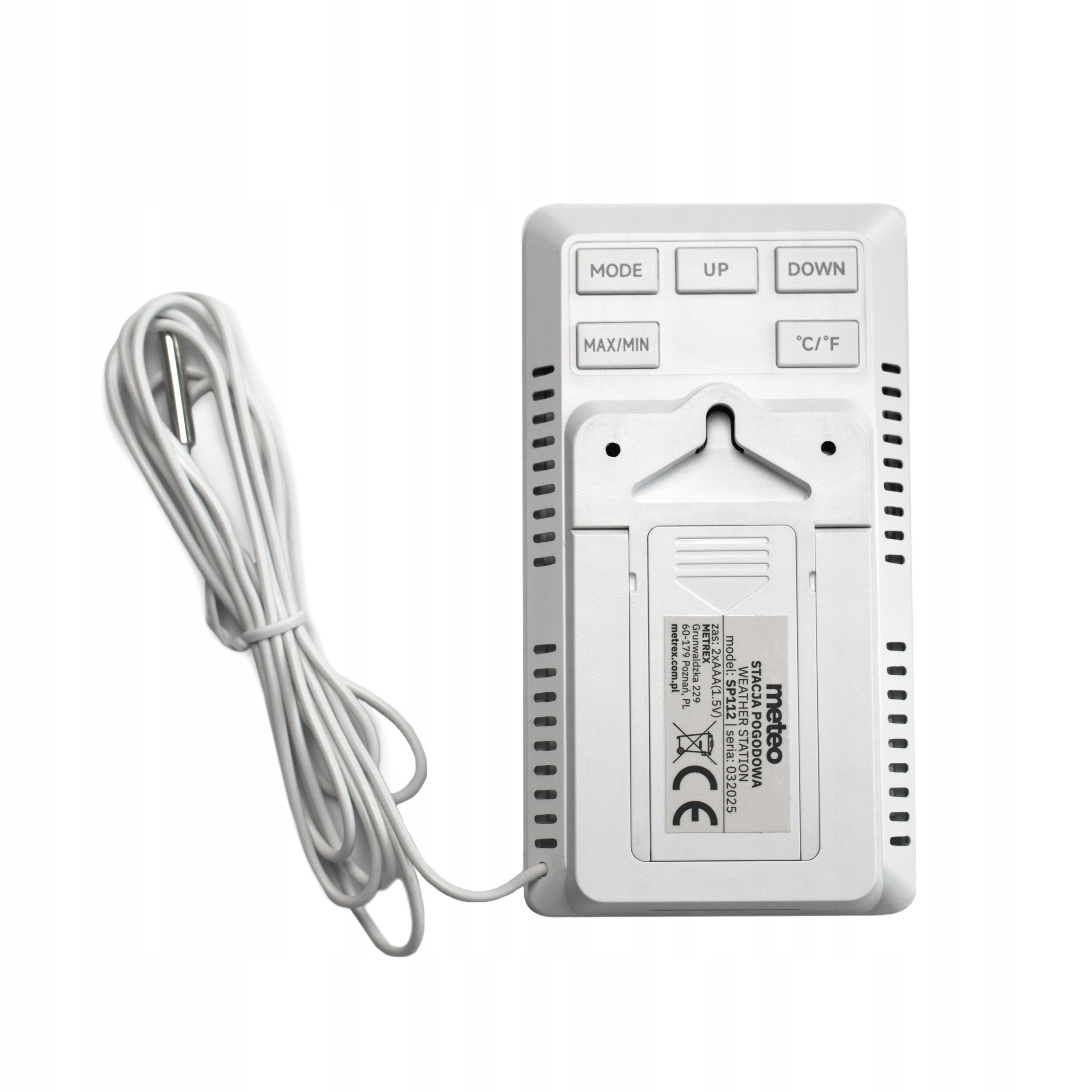 Biała stacja pogodowa z przyciskami i kablem. Wyświetla godzinę i temperaturę.