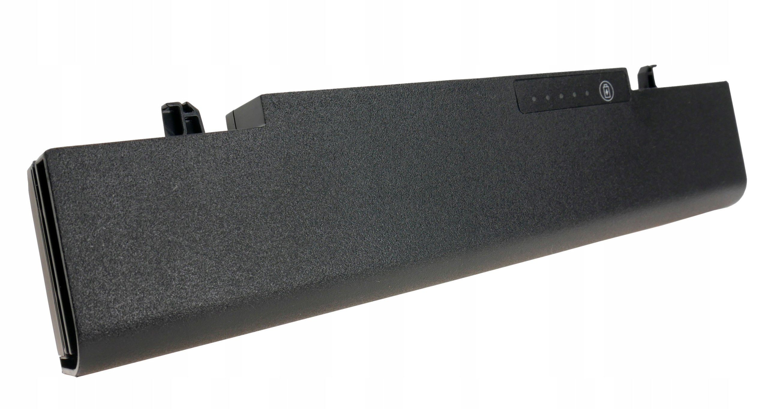 Czarna bateria do laptopa na białym tle. Ma wskaźnik zasilania i ikonę baterii.