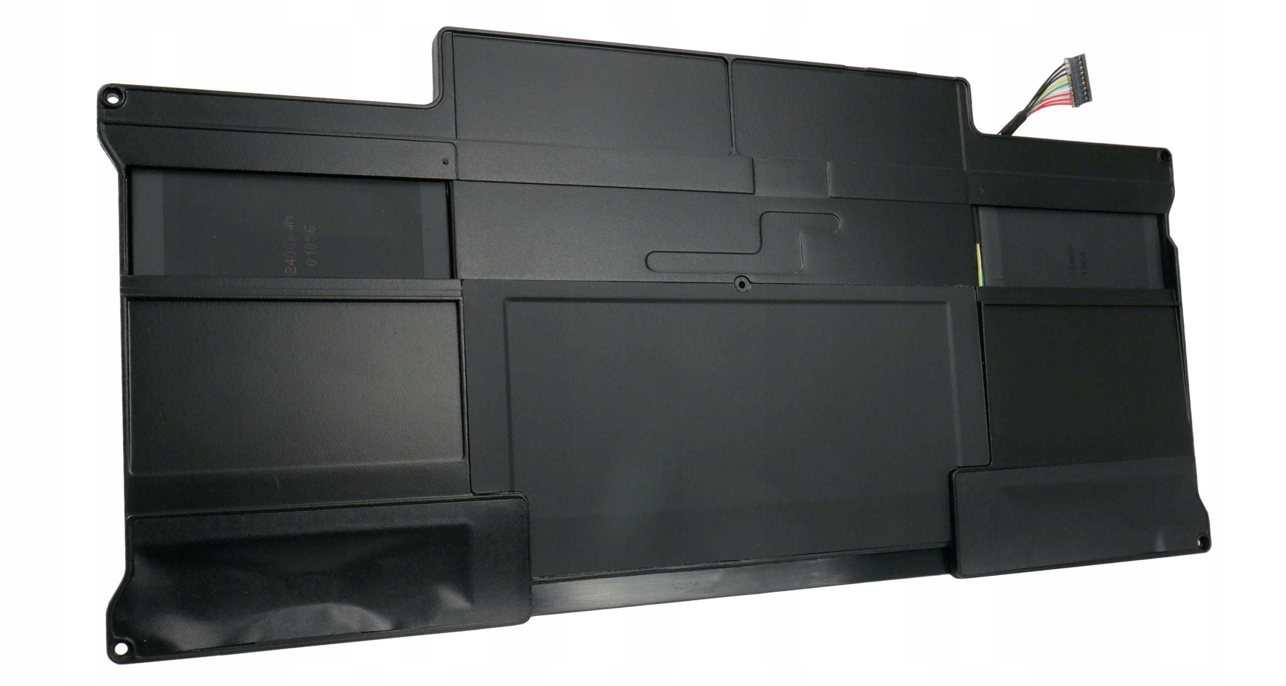 Czarna bateria do laptopa. Ma prostokątny kształt z kilkoma przegródkami i złączem z wielokolorowymi przewodami.