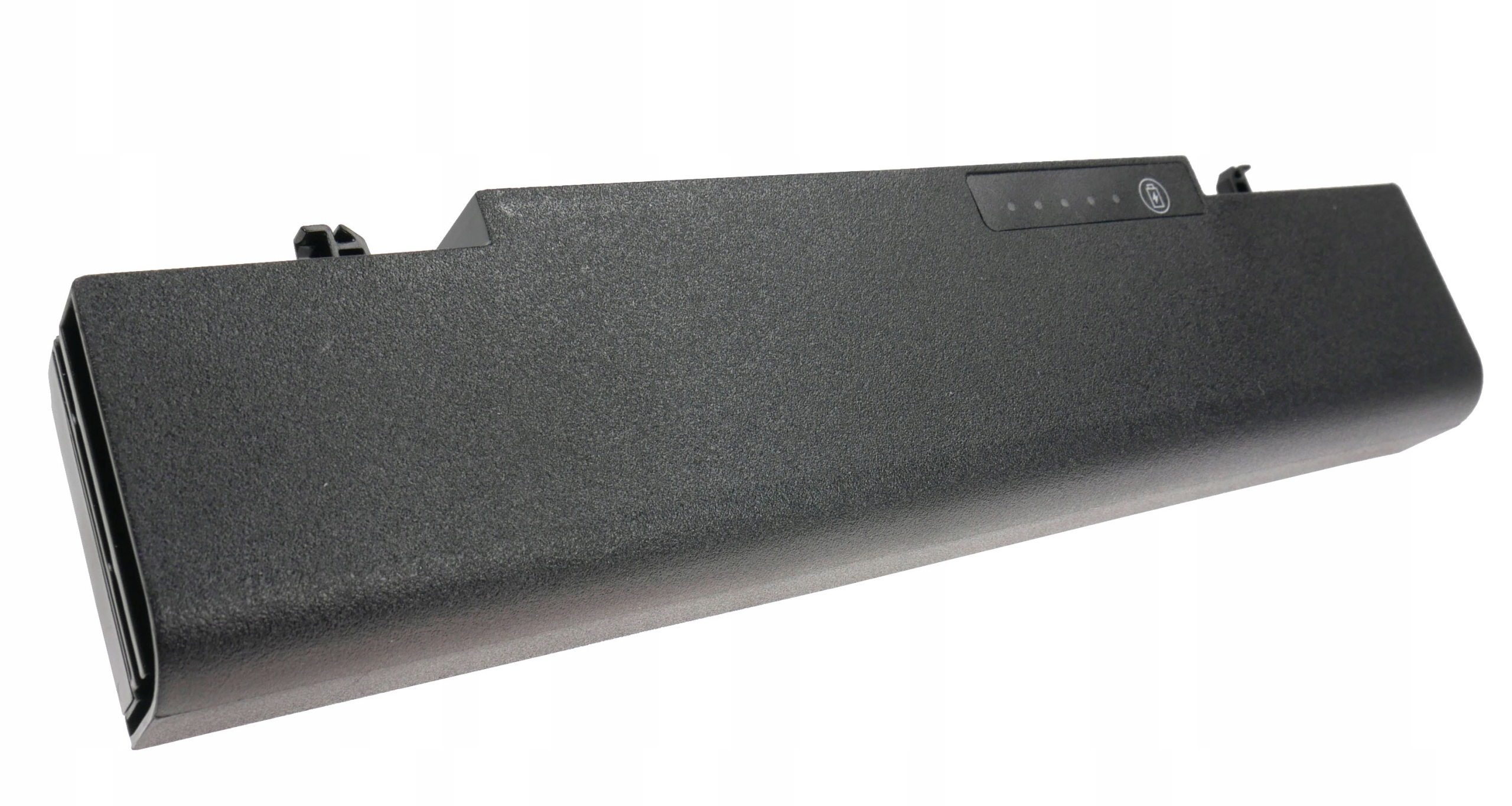 Czarna bateria do laptopa na białym tle. Ma kontrolki ładowania i przycisk zasilania na górze.