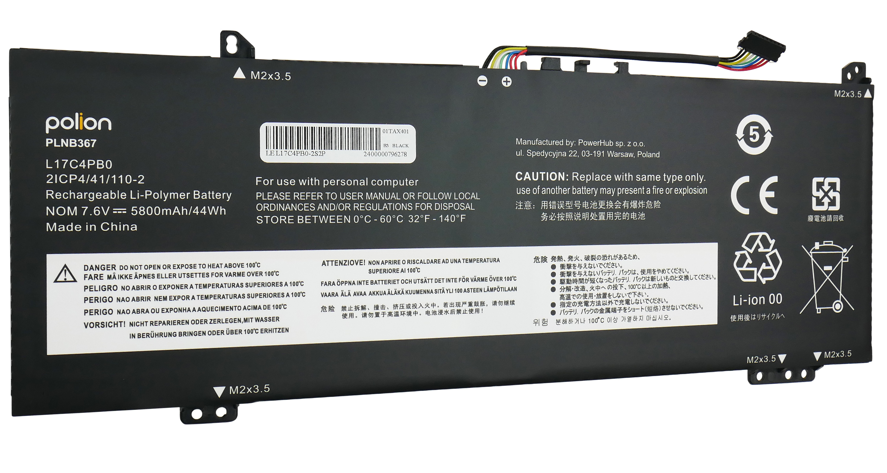 Czarny akumulator z etykietami ostrzegawczymi, informacjami o produkcie i złączem. Tło białe.