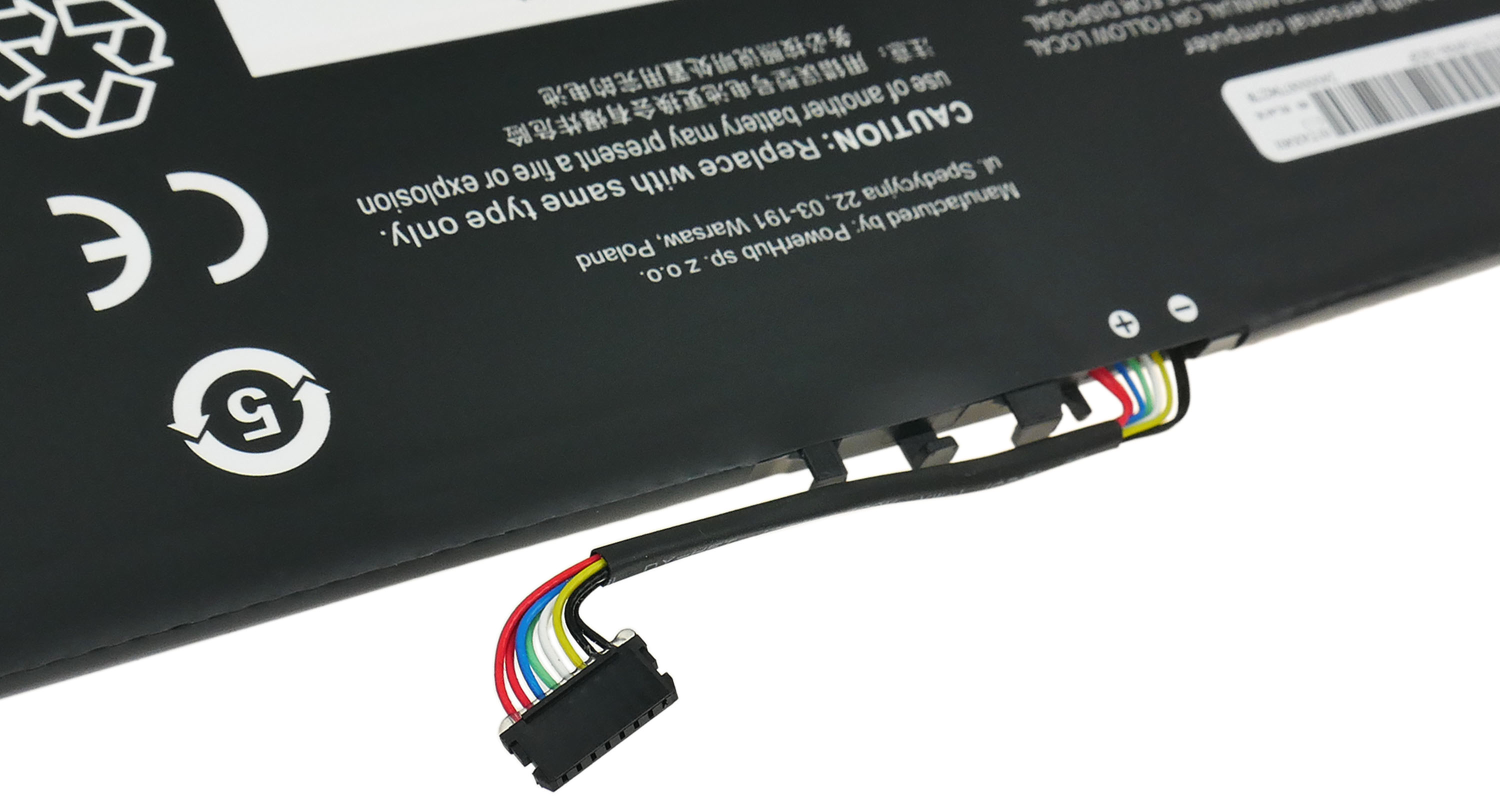 Czarny akumulator z tekstem ostrzegawczym. Kable w różnych kolorach wychodzą ze złącza. Widoczne symbole i tekst.