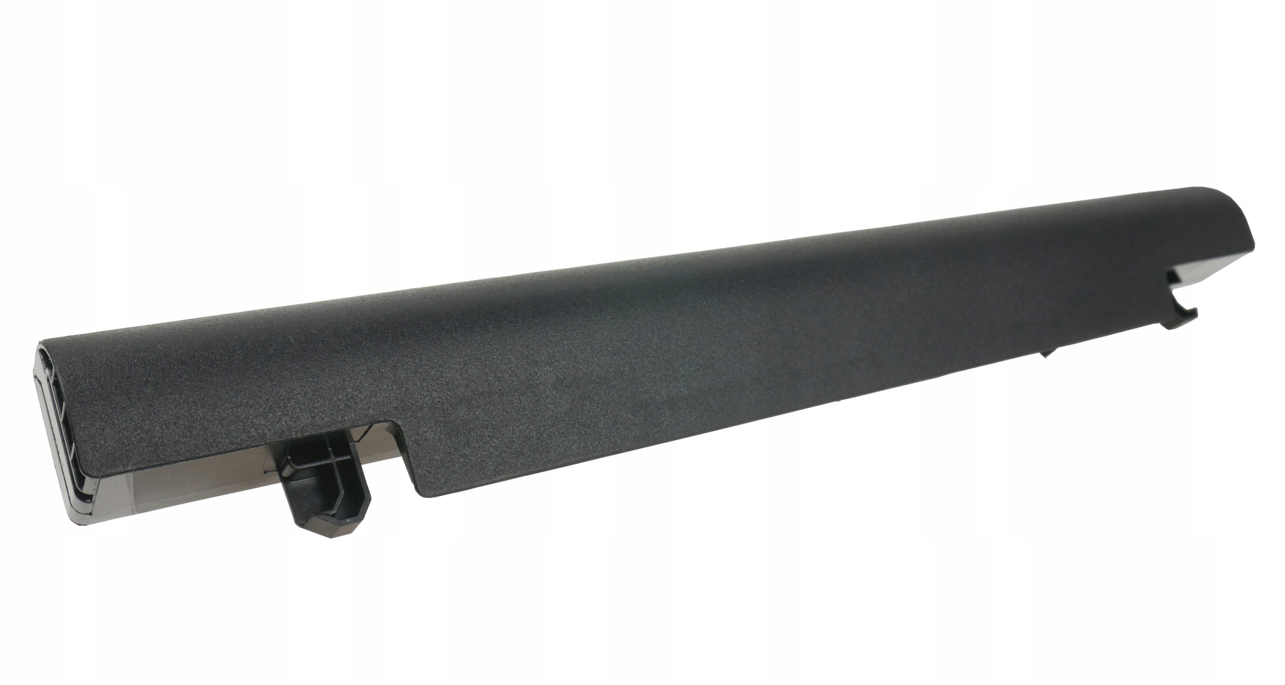 Długi, czarny, plastikowy element laptopa, prawdopodobnie dolna osłona. Na białym tle, pod kątem.