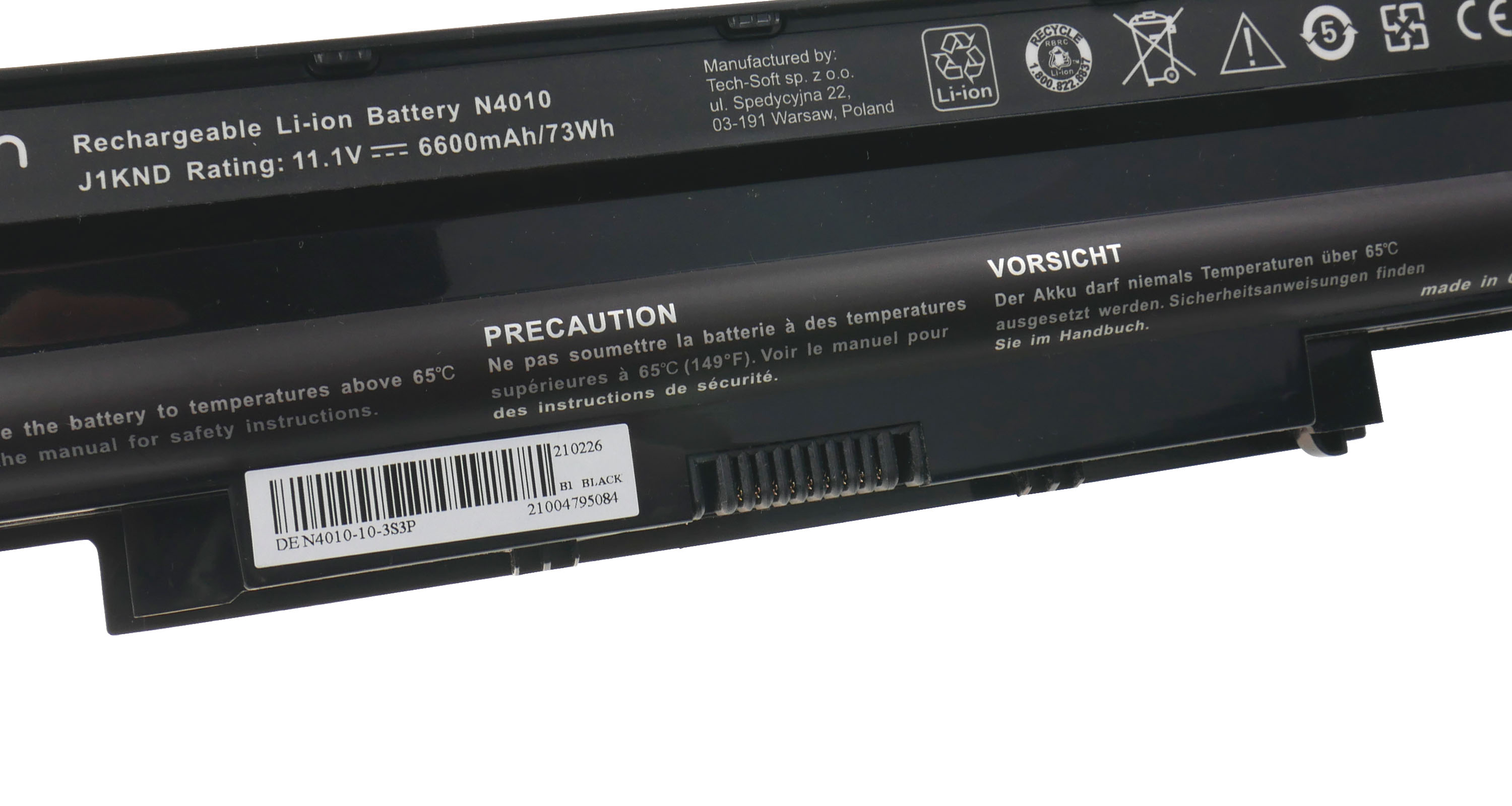 Czarna bateria do laptopa z tekstem. Posiada ostrzeżenia, informacje o napięciu i kod kreskowy. Białe tło.