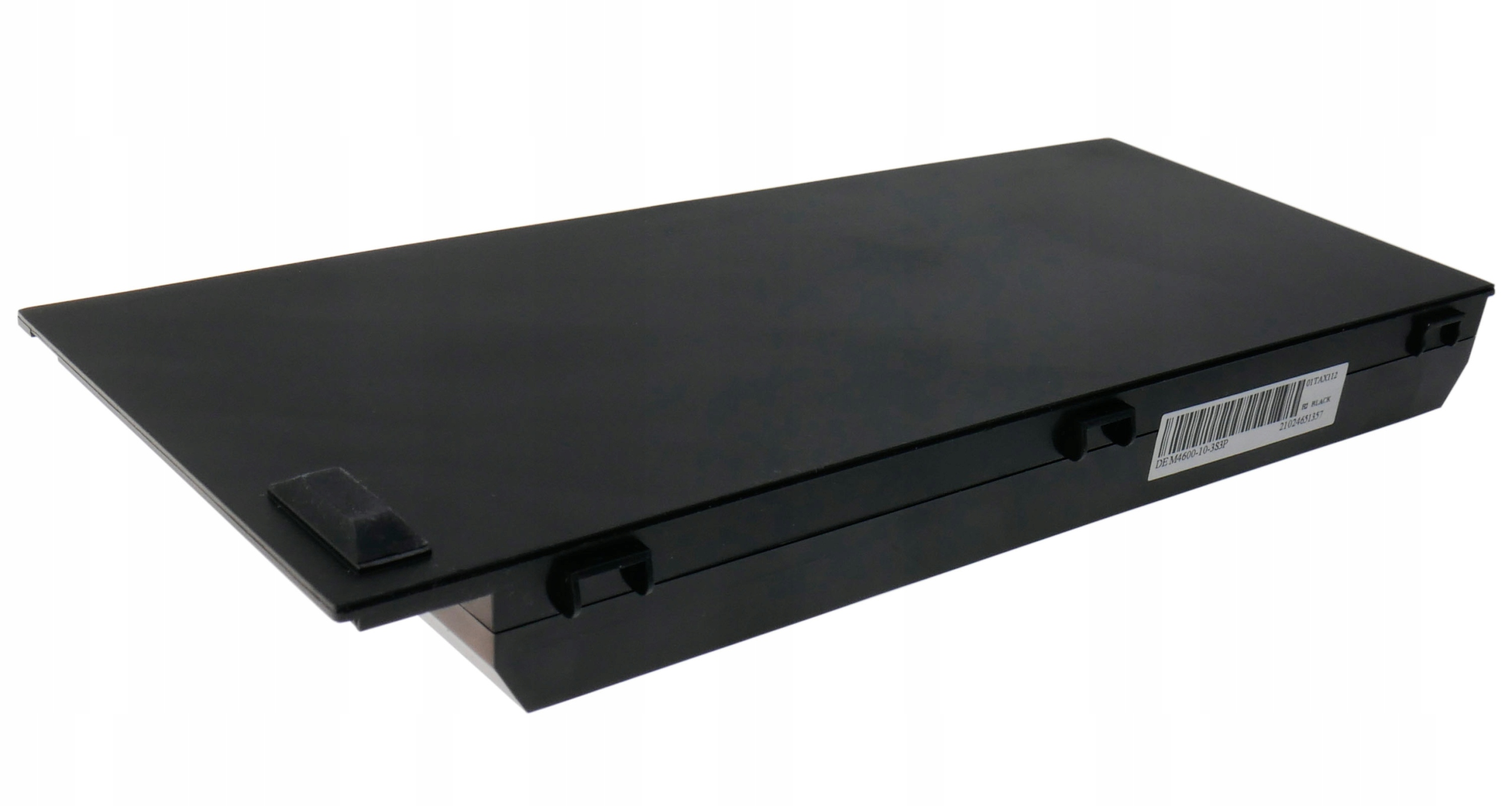 Czarny prostokątny przedmiot z etykietą. Ma lekko otwartą sekcję i naklejkę z tekstem i kodem kreskowym.