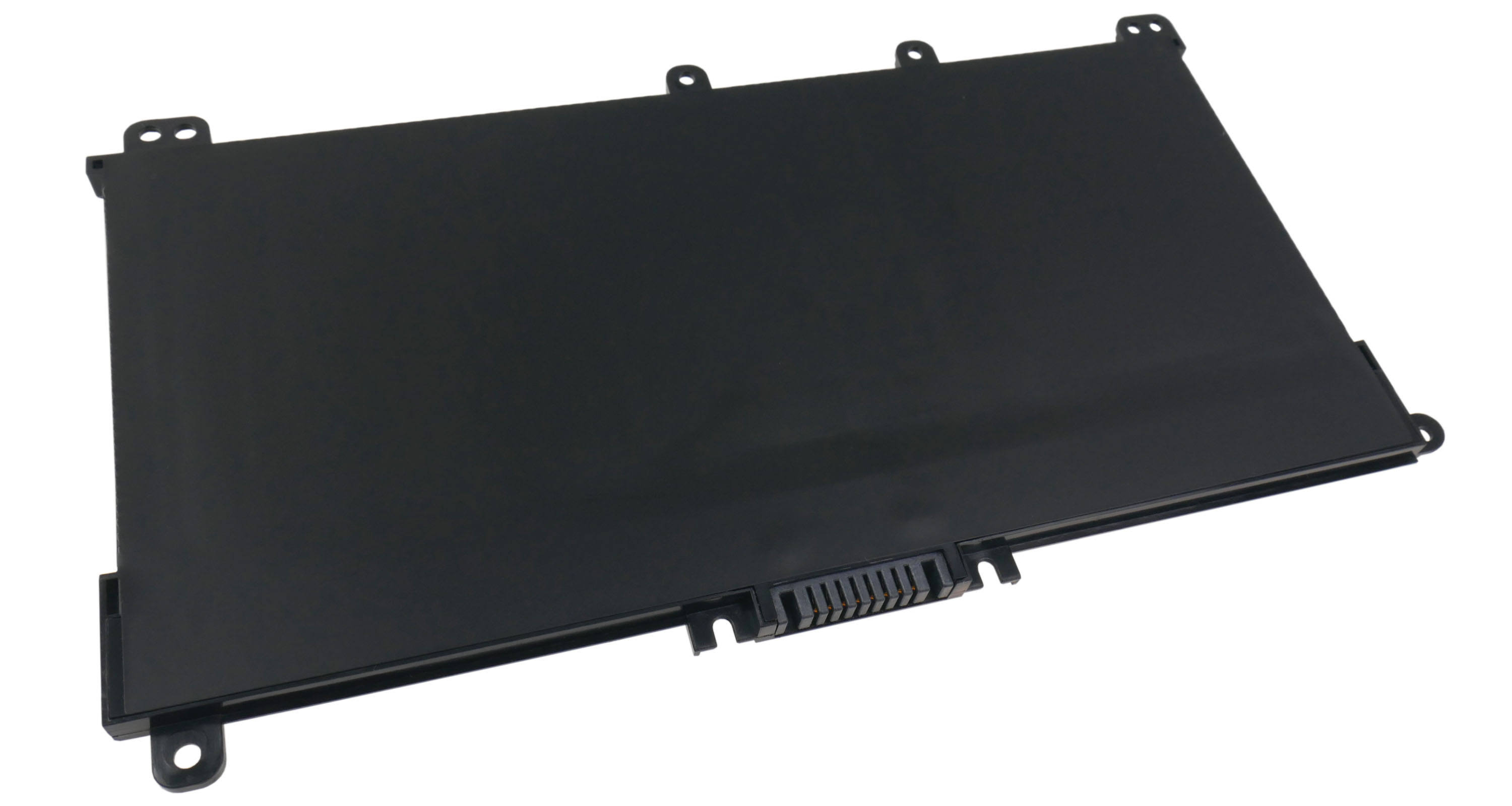 Czarna bateria do laptopa na białym tle. Posiada kilka otworów montażowych i złącze.