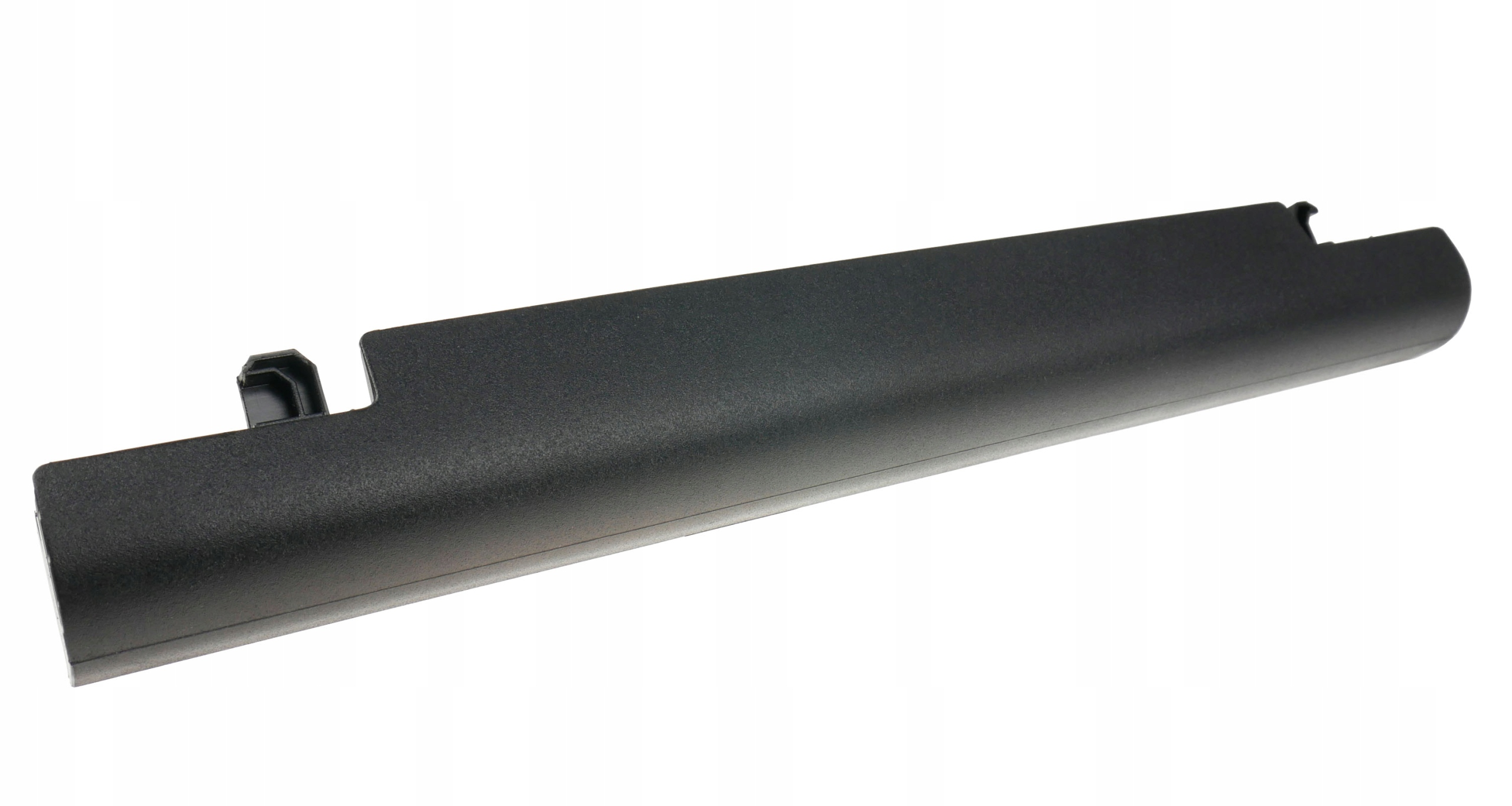 Czarna bateria do laptopa na białym tle. Ma prostokątny kształt z kilkoma wystającymi częściami.