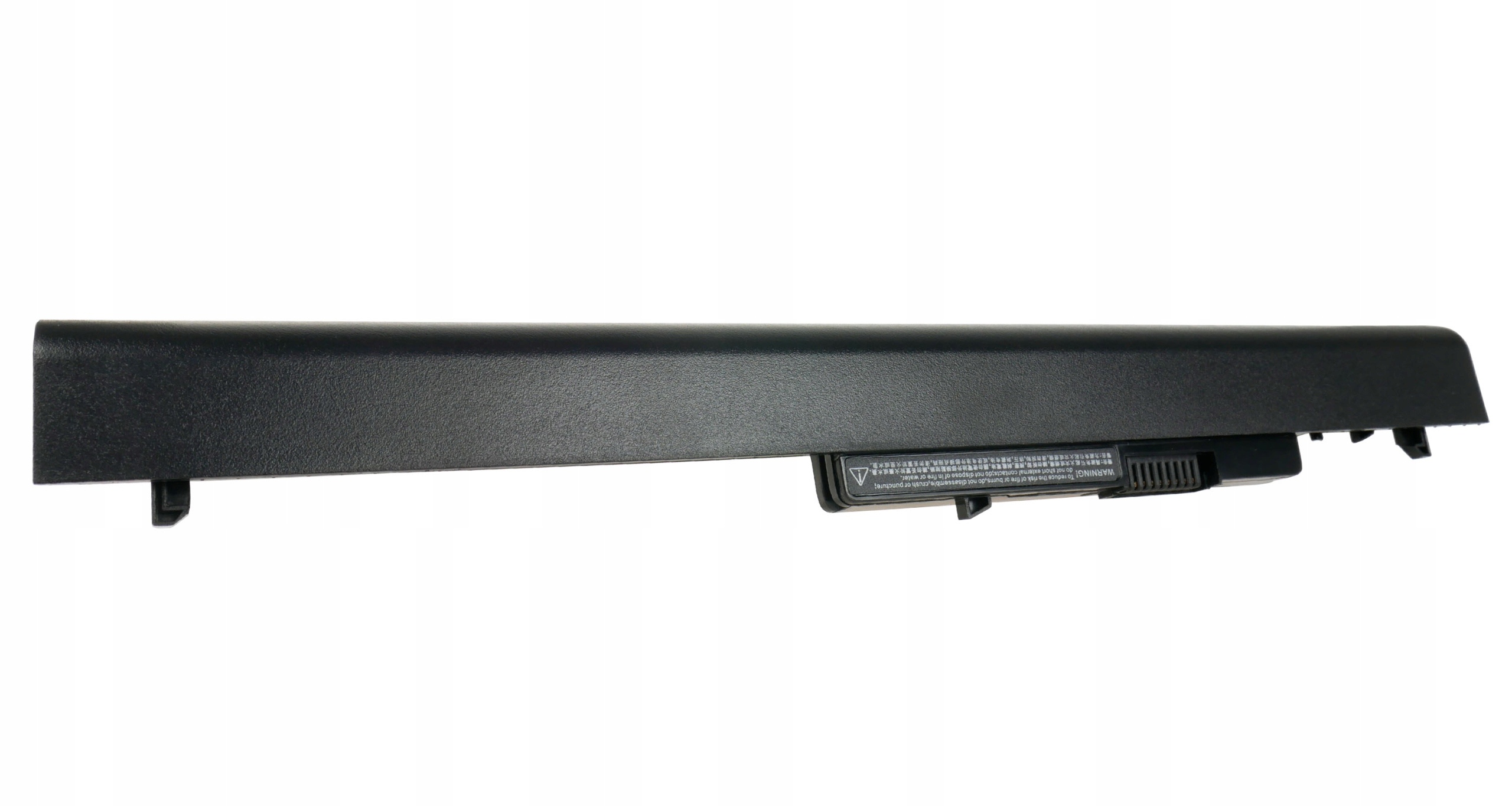 Czarna bateria do laptopa na białym tle. Ma etykietę ostrzegawczą z tekstem.
