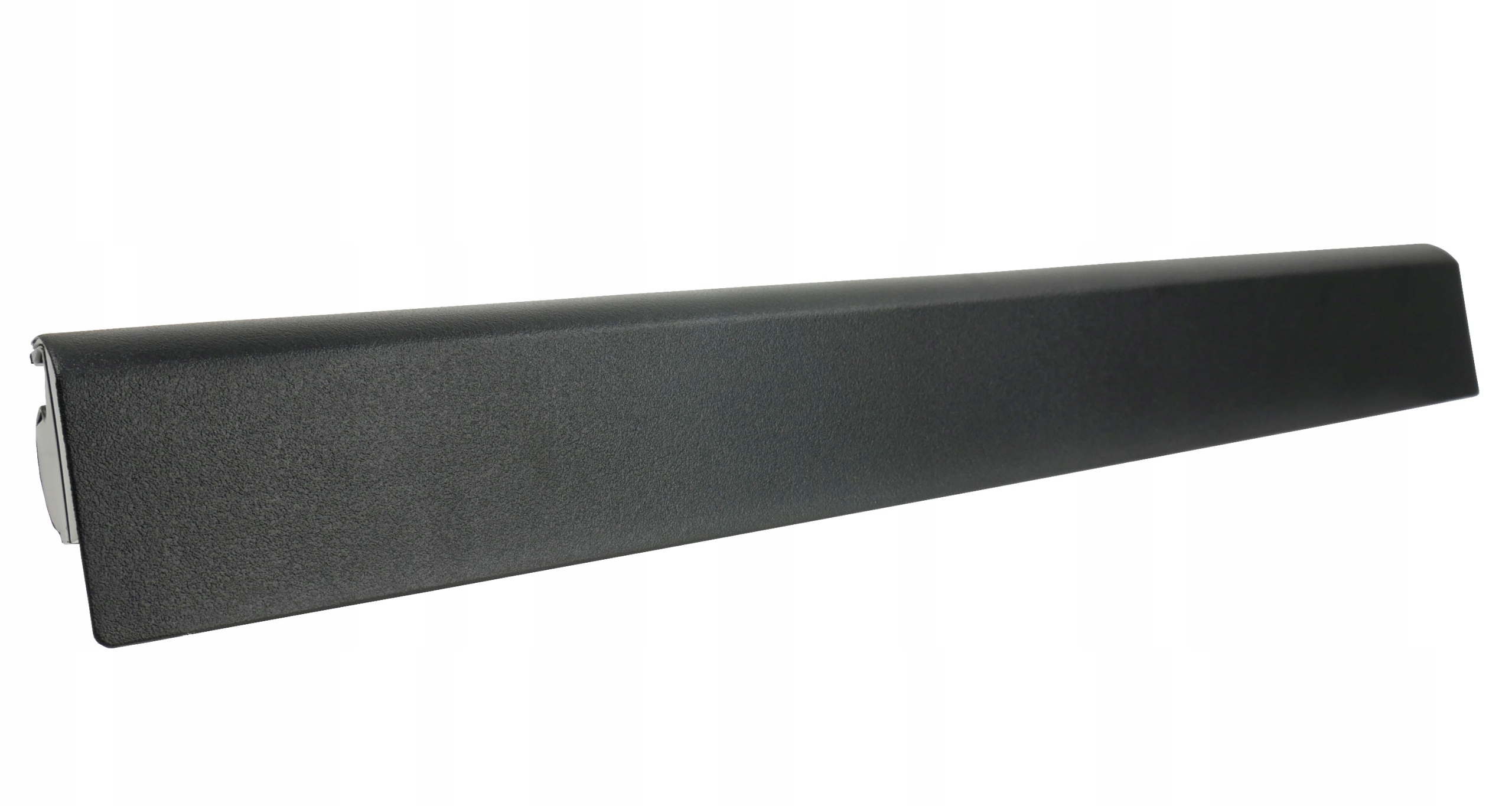 Długi, czarny, teksturowany plastikowy przedmiot, prawdopodobnie część samochodowa, na białym tle.