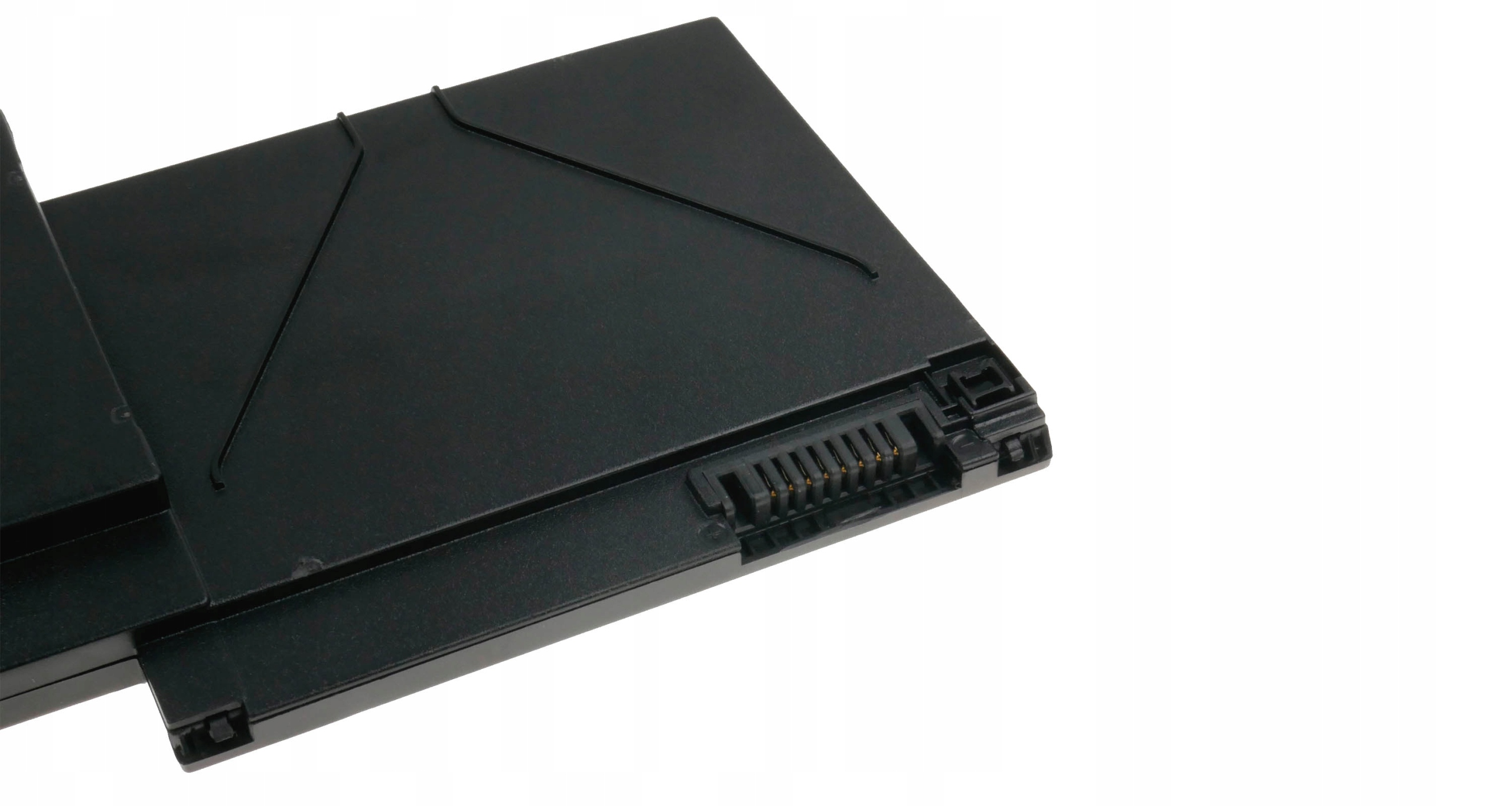 Zbliżenie czarnej baterii do laptopa. Ma złącze ze złotymi pinami. Białe tło.