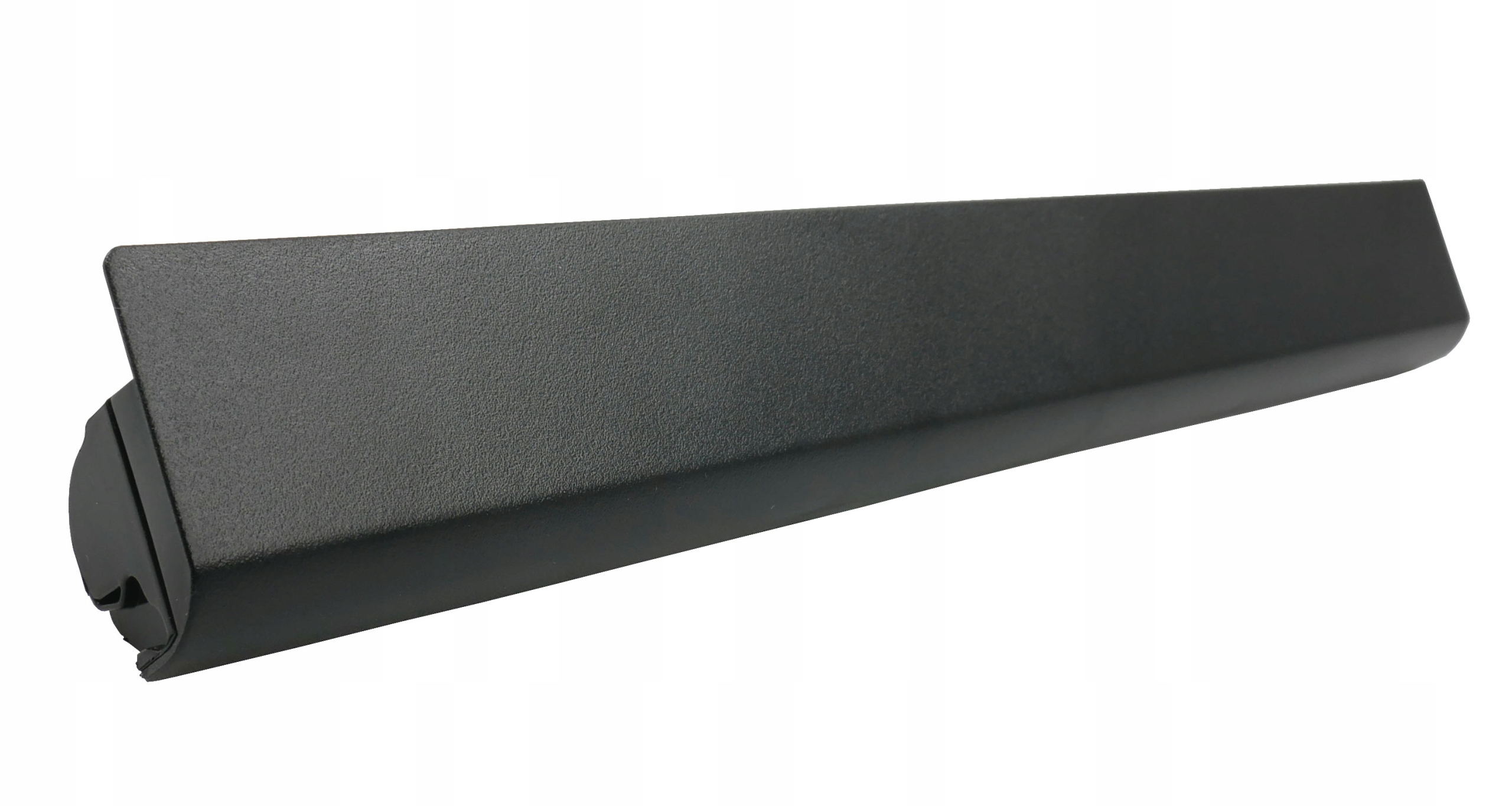 Czarny, podłużny obiekt, prawdopodobnie część urządzenia, na białym tle.