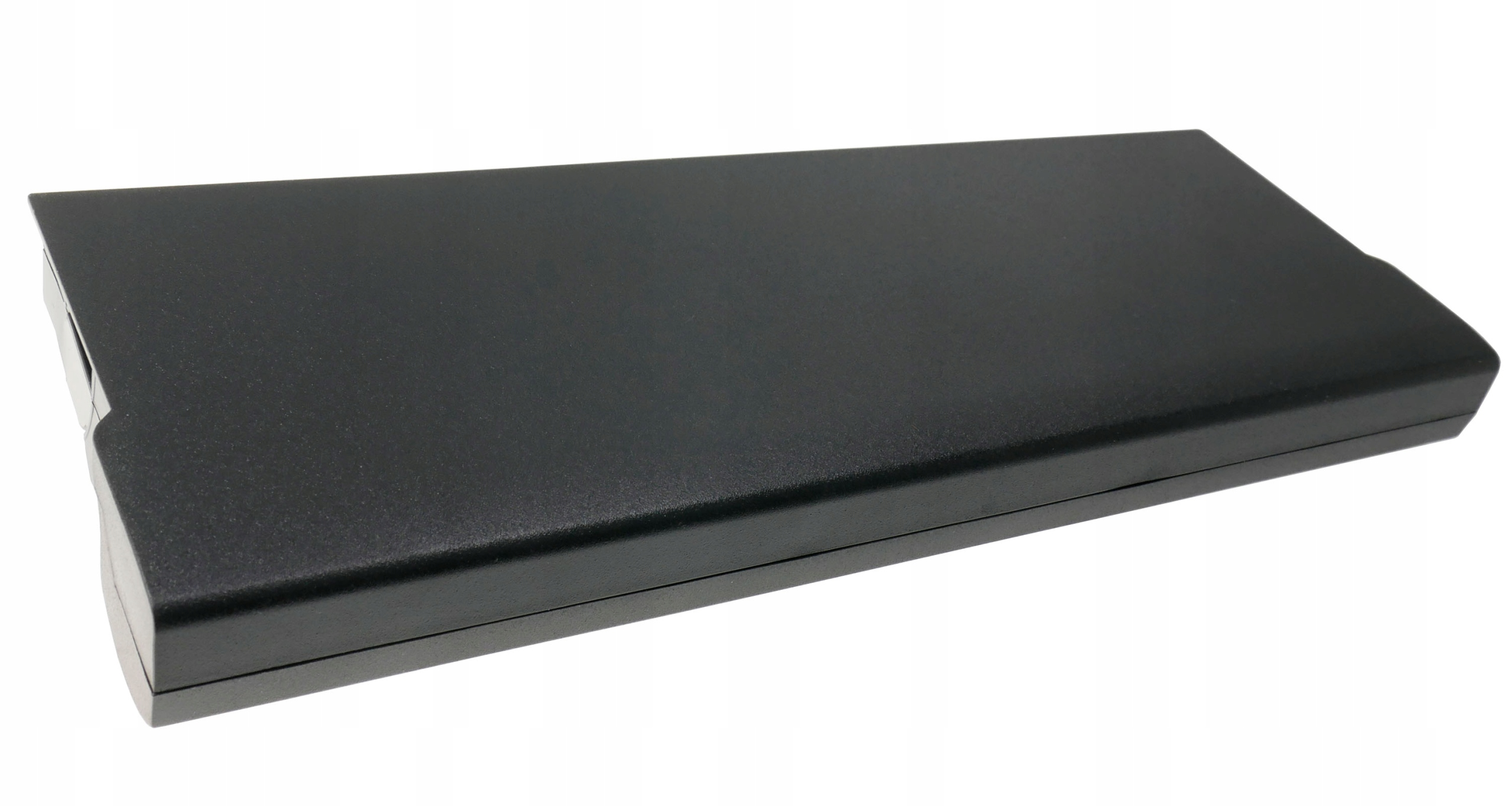 Czarna prostokątna bateria do laptopa na białym tle. Bateria ma zaokrąglone krawędzie. Powierzchnia jest teksturowana.