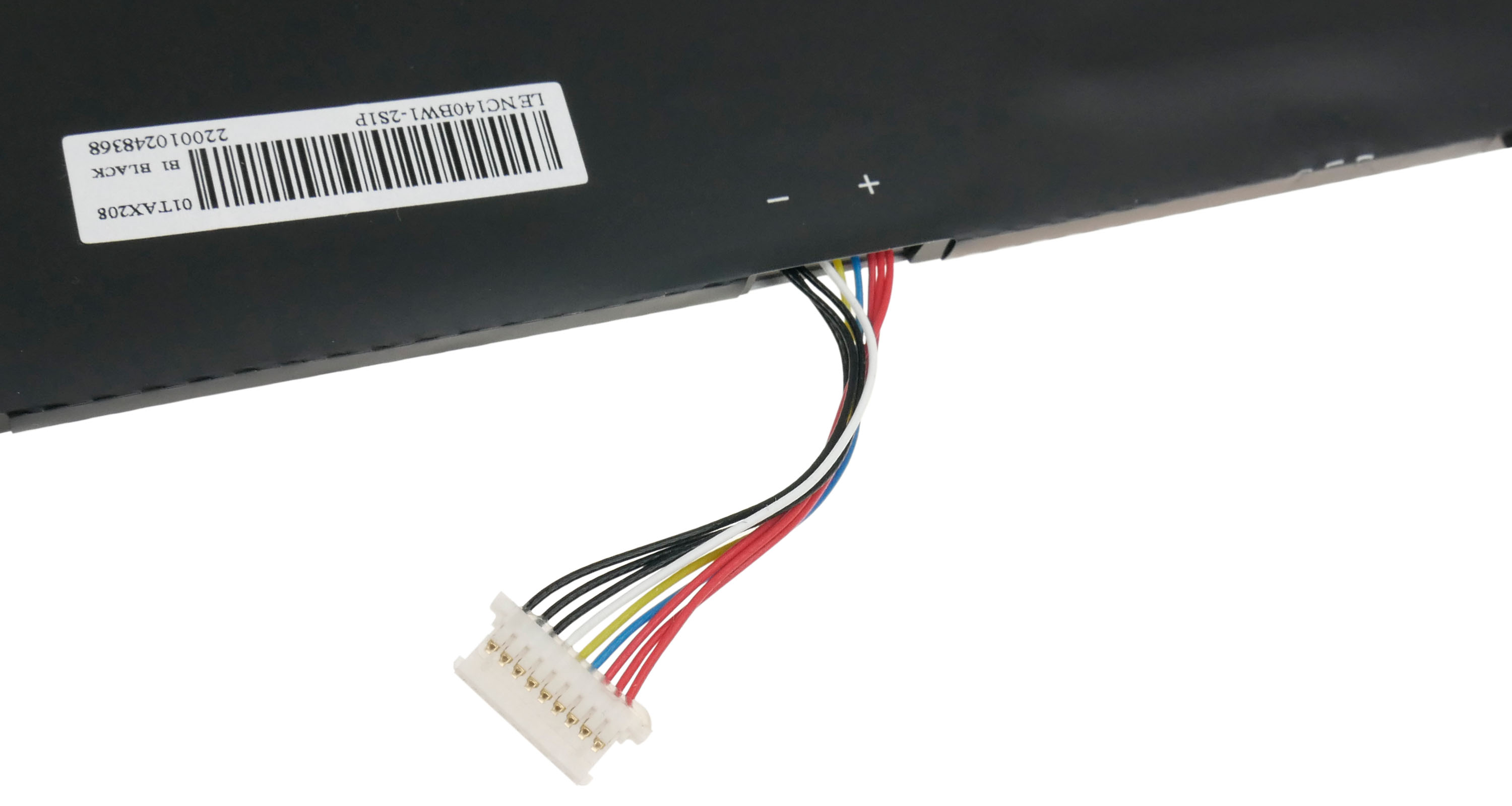 Czarny akumulator z kolorowymi przewodami i białym złączem. Widoczna etykieta z kodem kreskowym.