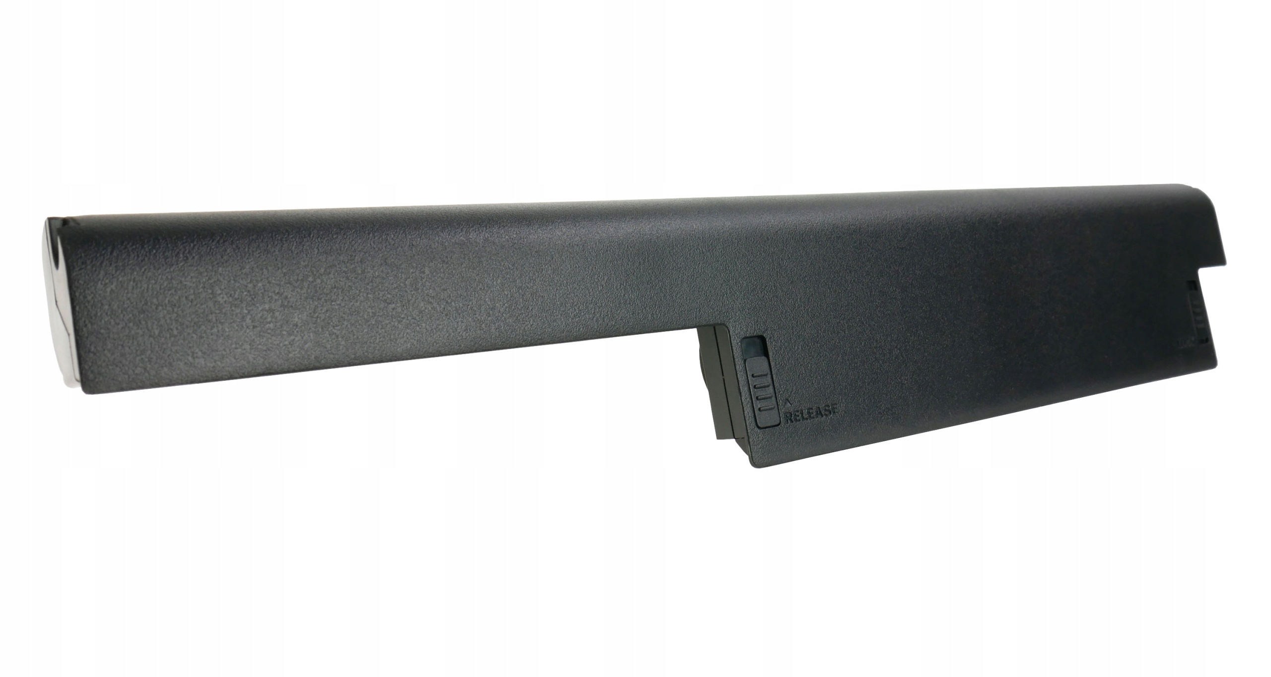 Czarna bateria do laptopa. Ma przycisk zwalniający. Tło jest białe.