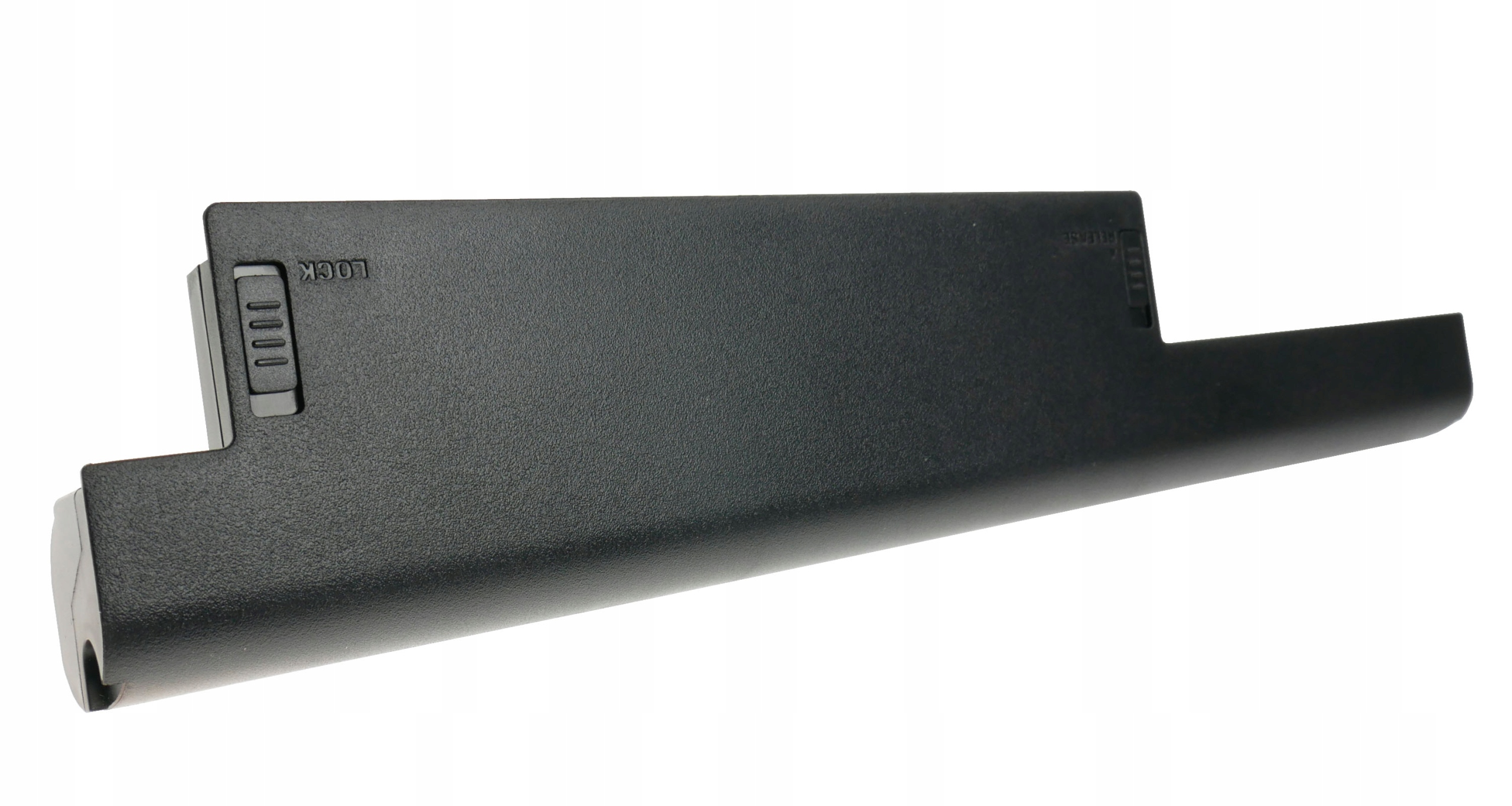 Czarna bateria do laptopa z przyciskiem blokady jest pokazana na białym tle. Bateria ma prostokątny kształt.