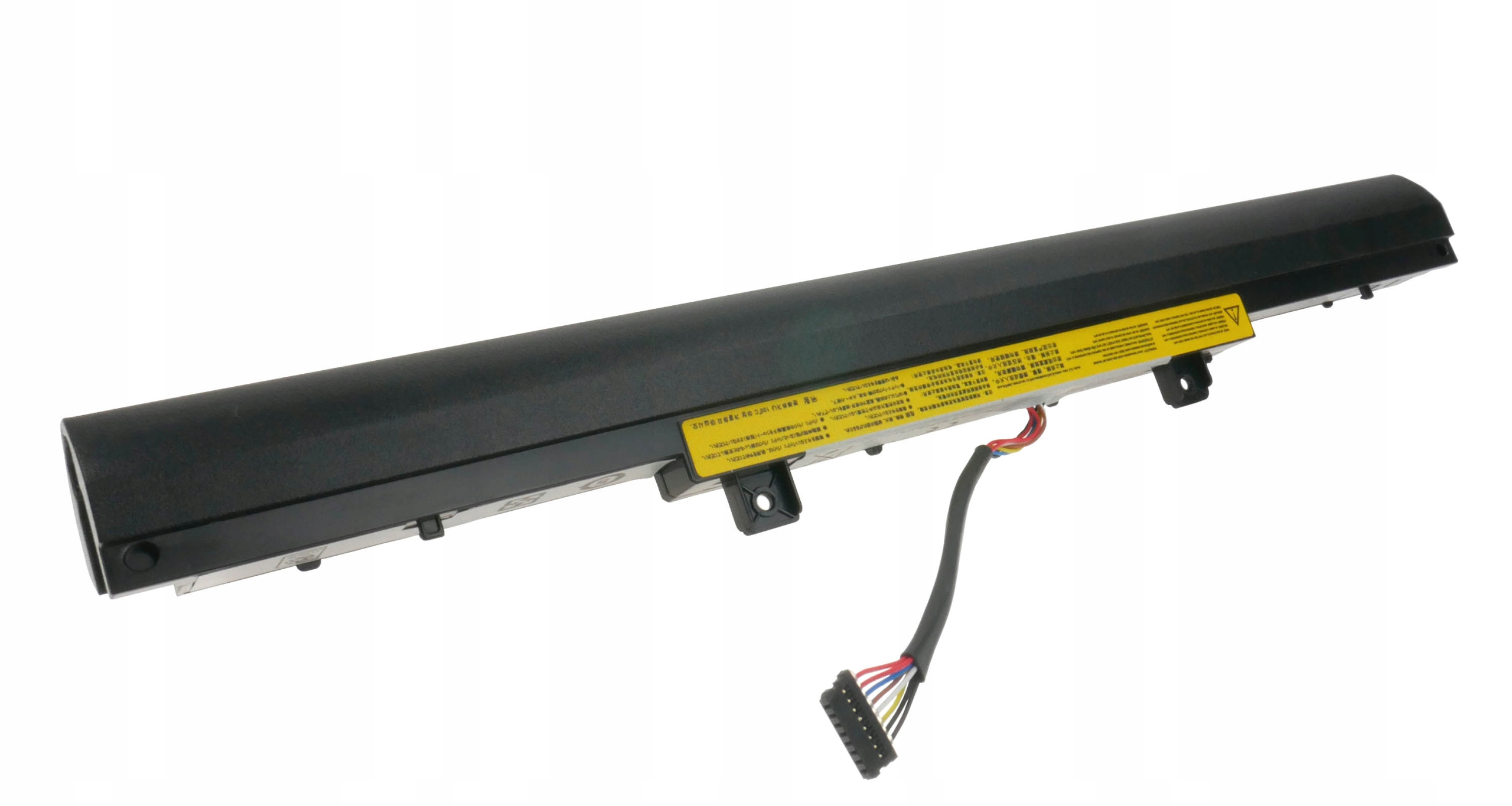 Czarna bateria do laptopa ze złączem. Ma żółtą naklejkę ostrzegawczą. Tło jest białe.