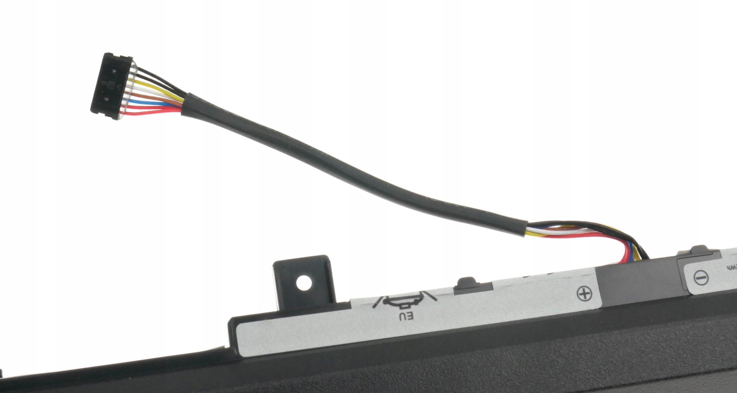 Zbliżenie komponentu laptopa z czarnym kablem i wielokolorowymi przewodami połączonymi ze złączem. Białe tło.