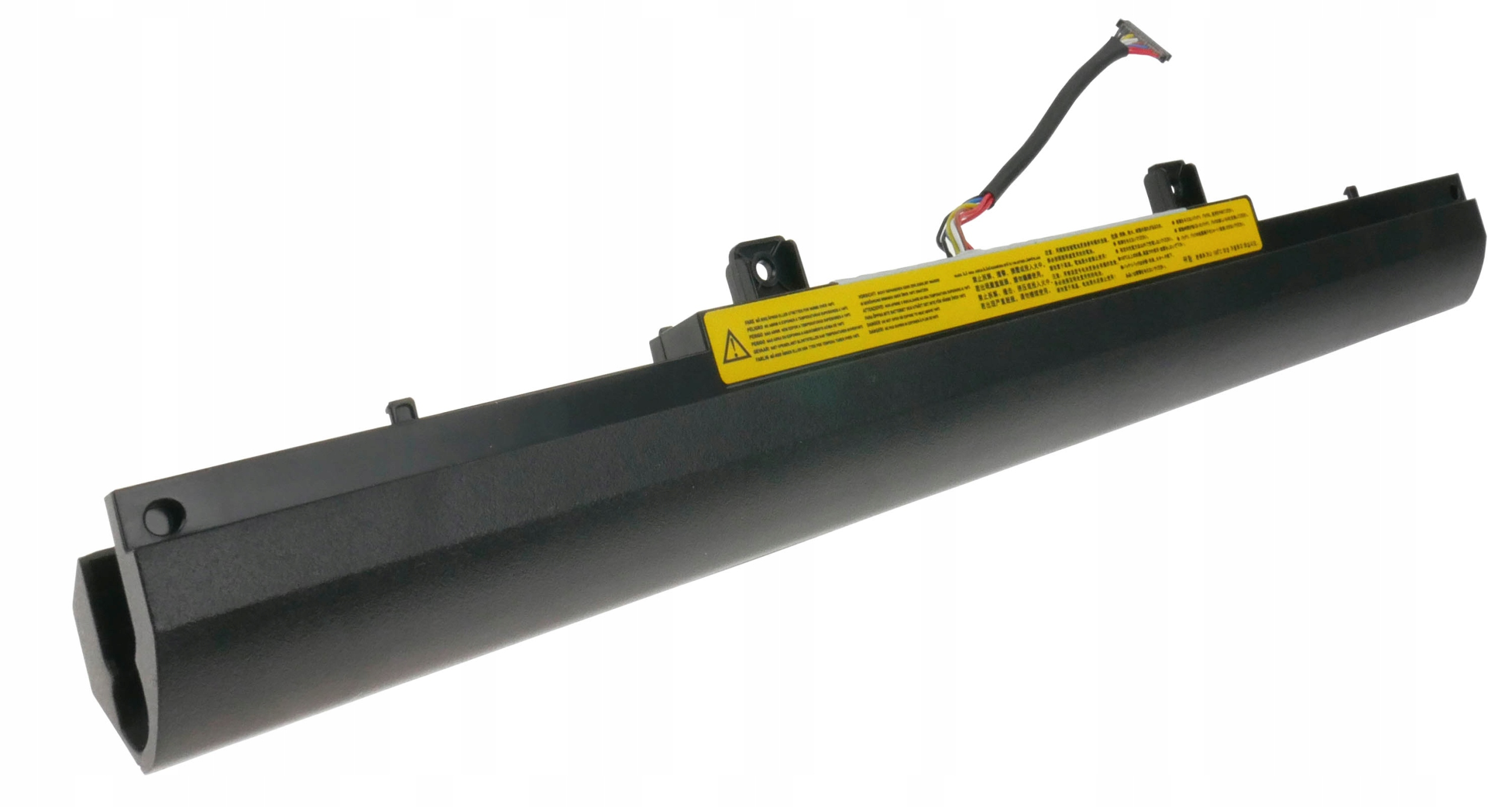 Widoczna jest czarna bateria do laptopa z etykietą ostrzegawczą. Kabel wychodzi z niej z kolorowymi przewodami. Białe tło.