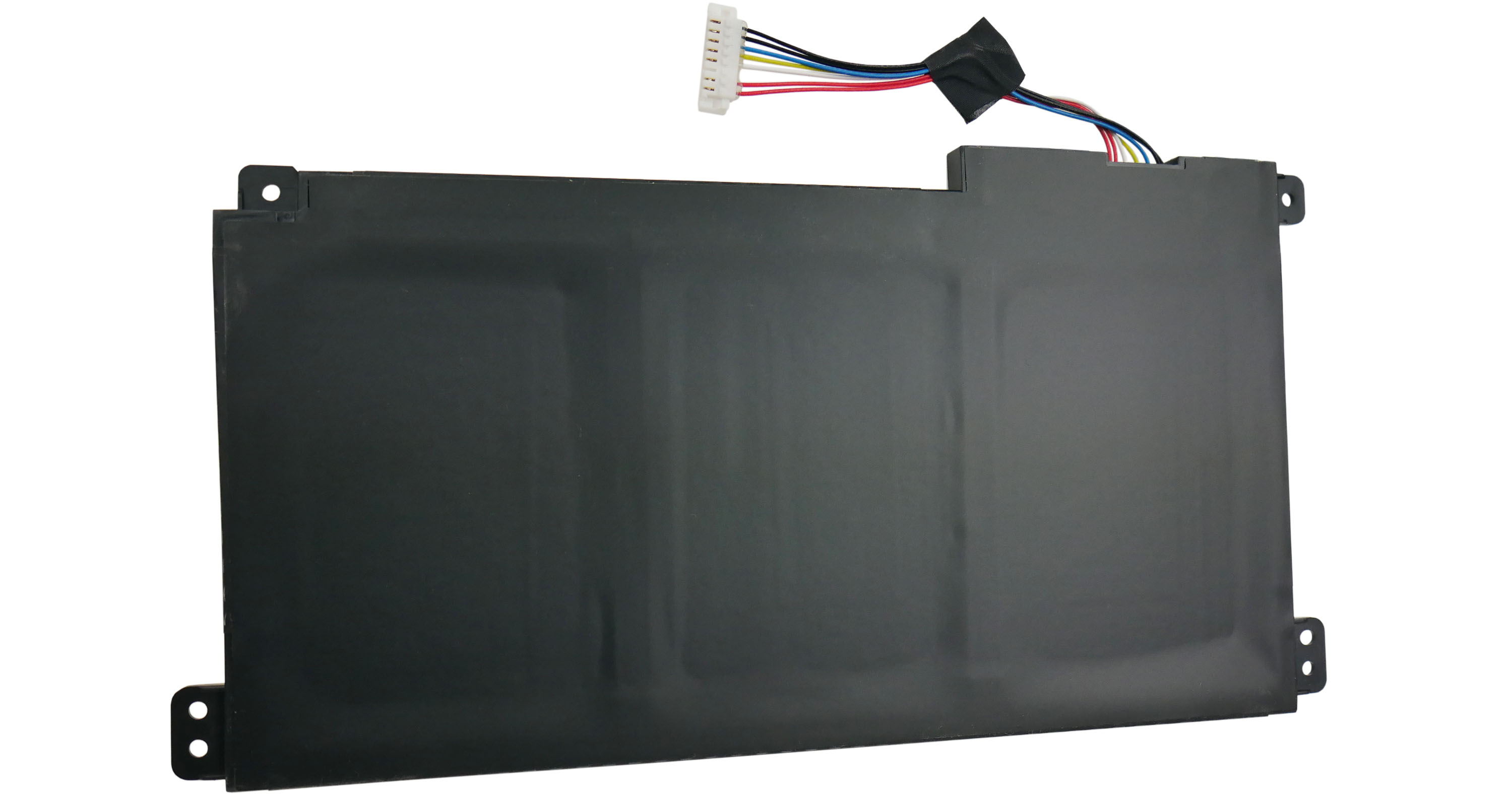 Prostokątna czarna bateria z białym złączem i kolorowymi przewodami na białym tle.