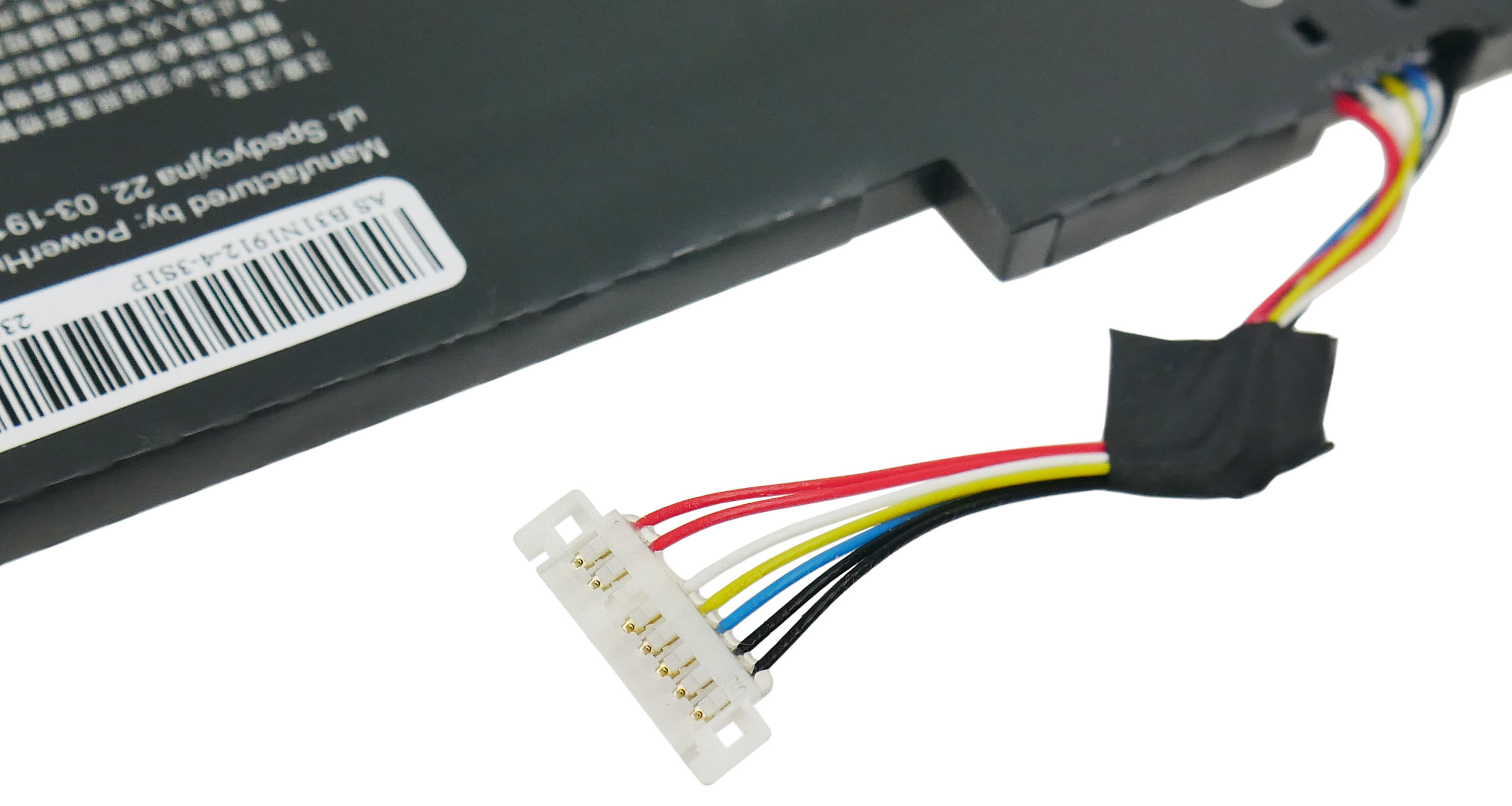 Zbliżenie czarnej baterii z białym złączem i kolorowymi przewodami. Bateria ma etykietę z tekstem.