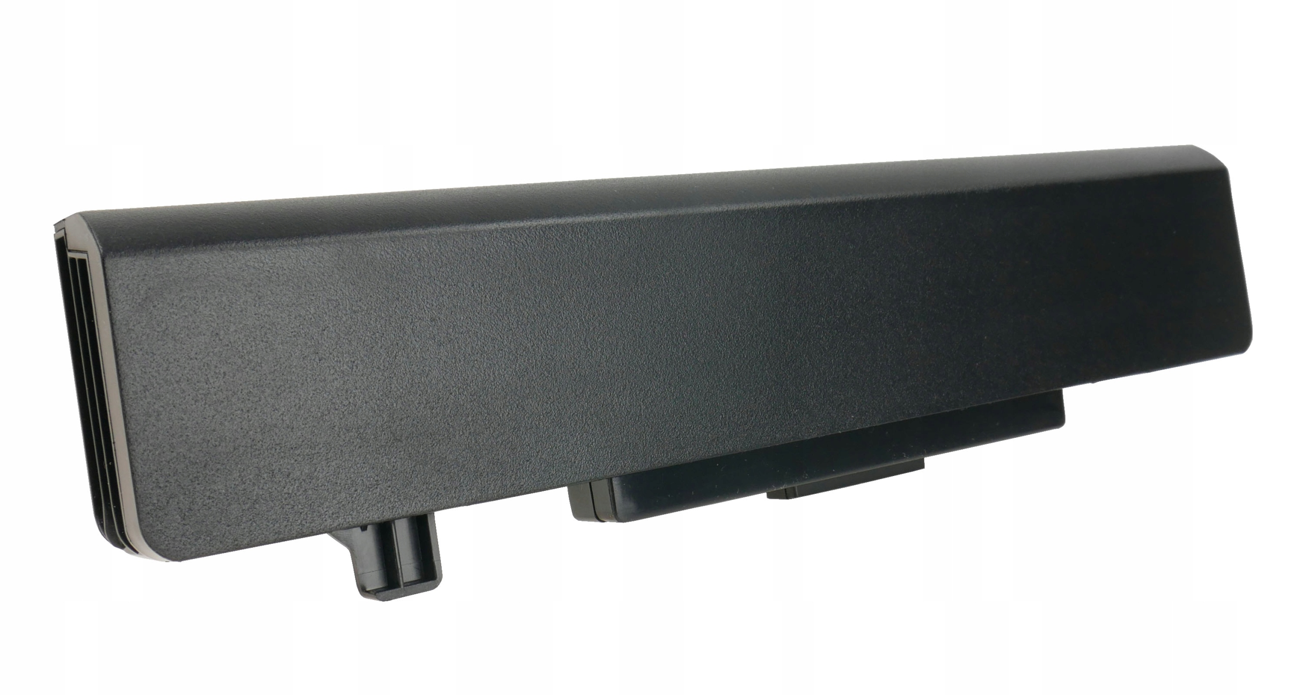 Czarna, prostokątna bateria do laptopa na białym tle. Ma teksturowaną powierzchnię i różne występy.