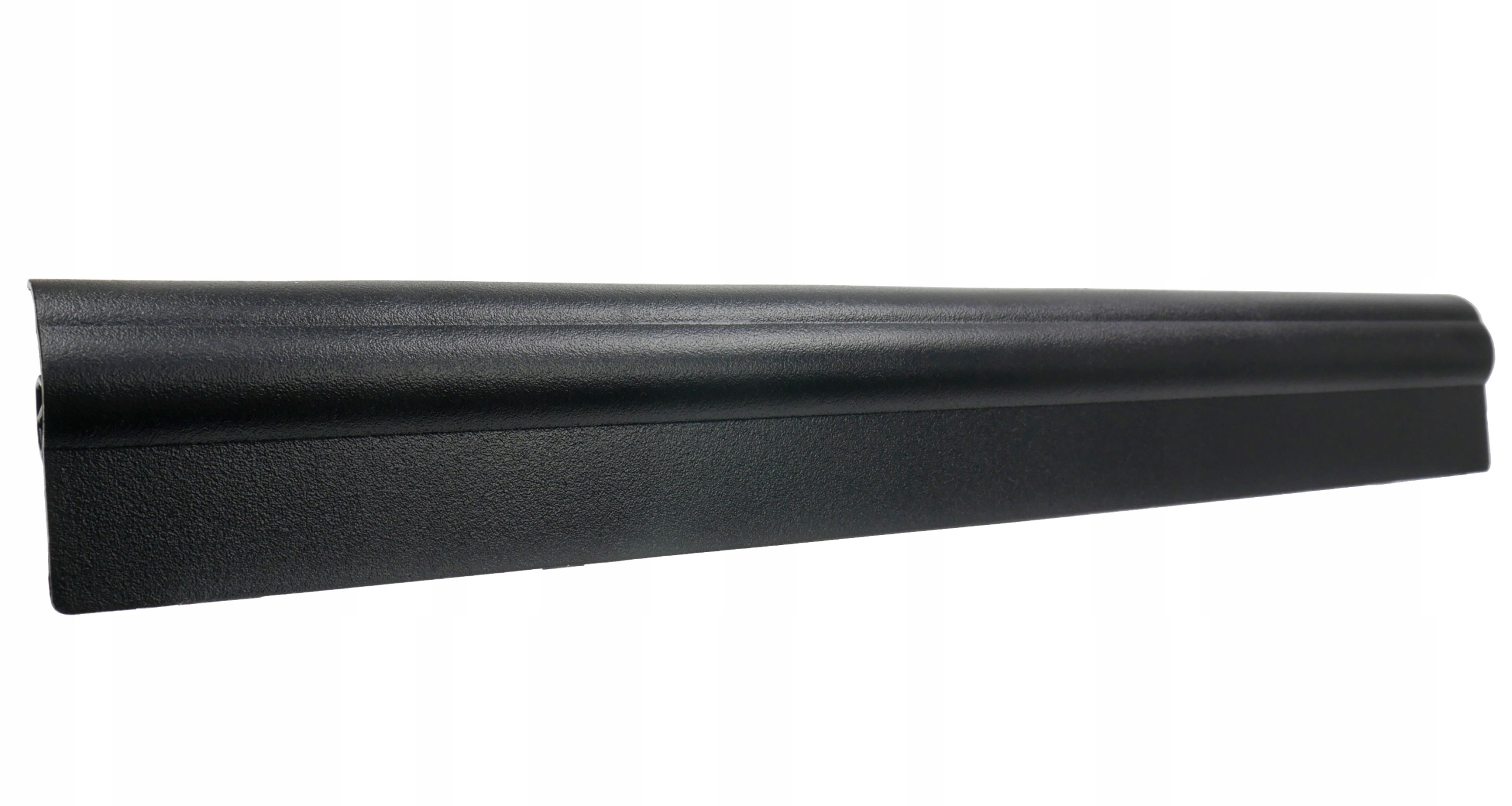 Długi, czarny, teksturowany kawałek plastiku. Ma lekko zakrzywioną górę i płaskie dno na białym tle.