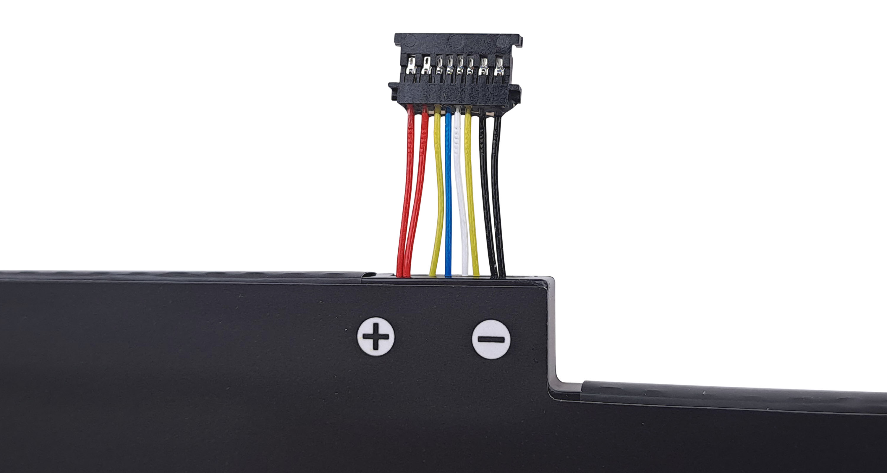 Czarny element elektroniczny z kolorowymi przewodami, znakami plus i minus na białym tle.