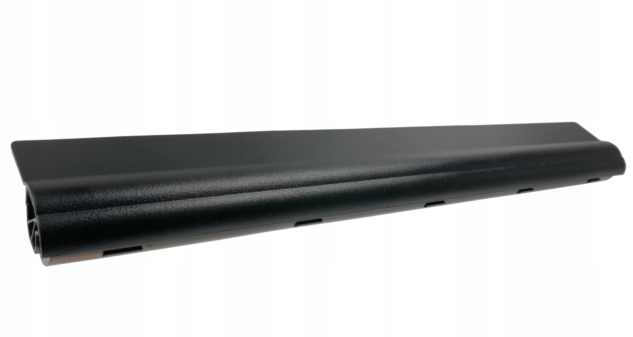 Czarna bateria do laptopa na białym tle. Prostokątna, zaokrąglone krawędzie i małe wycięcia.