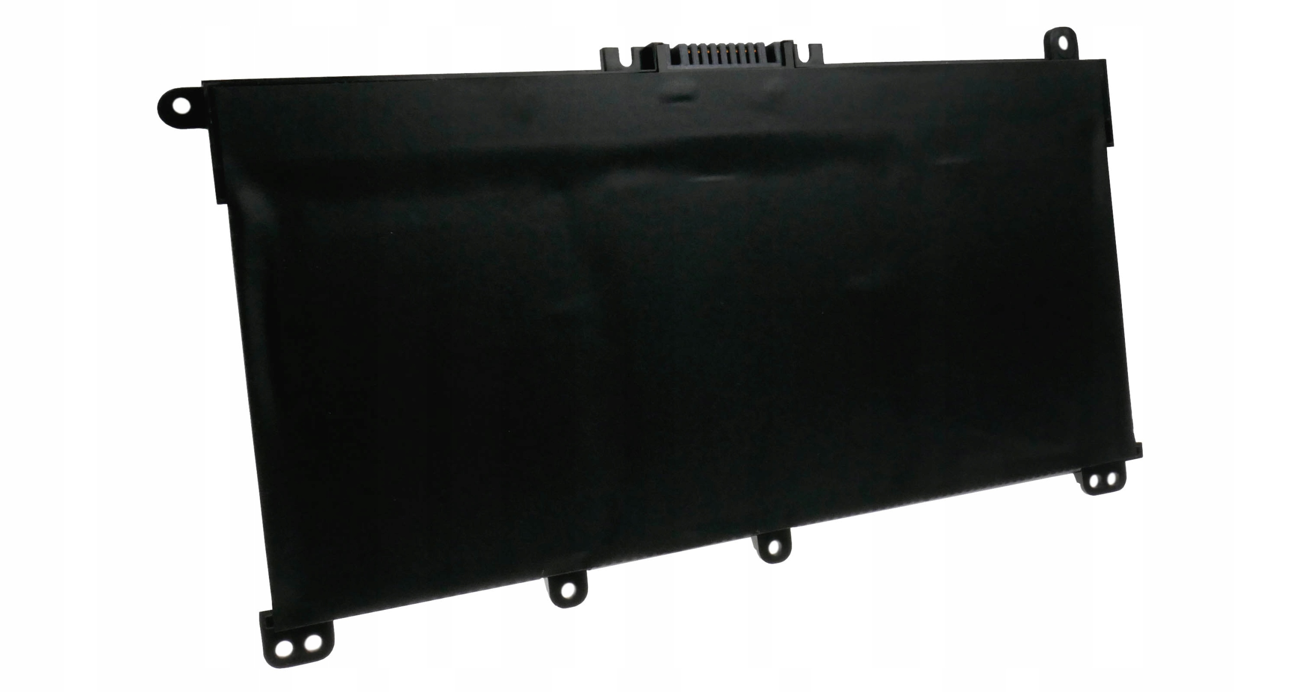 Czarna bateria do laptopa z kilkoma otworami i złączami. Tło jest białe.