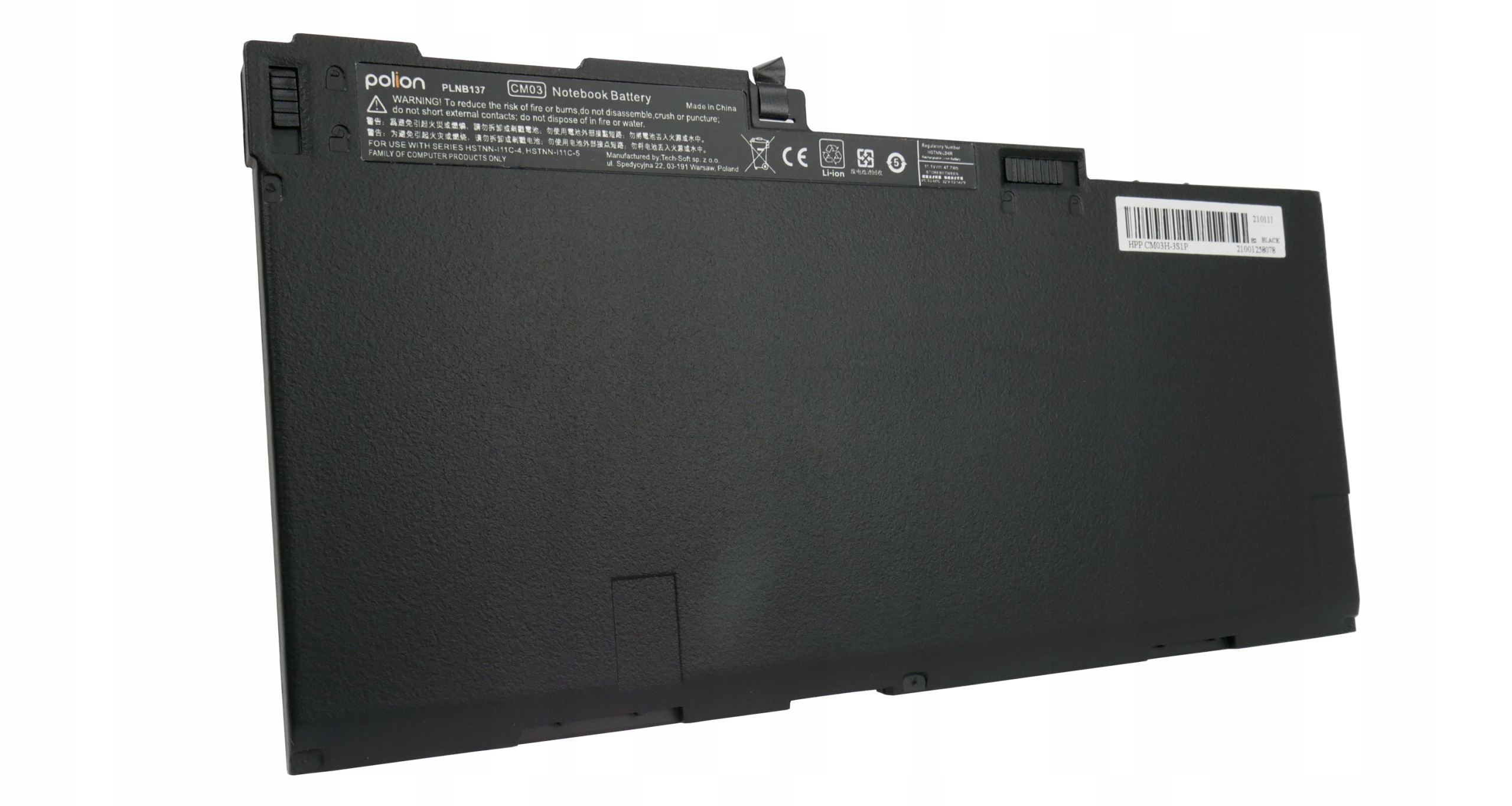 Czarna bateria do laptopa z etykietami ostrzegawczymi i informacjami o produkcie. Białe tło. Widok z góry.