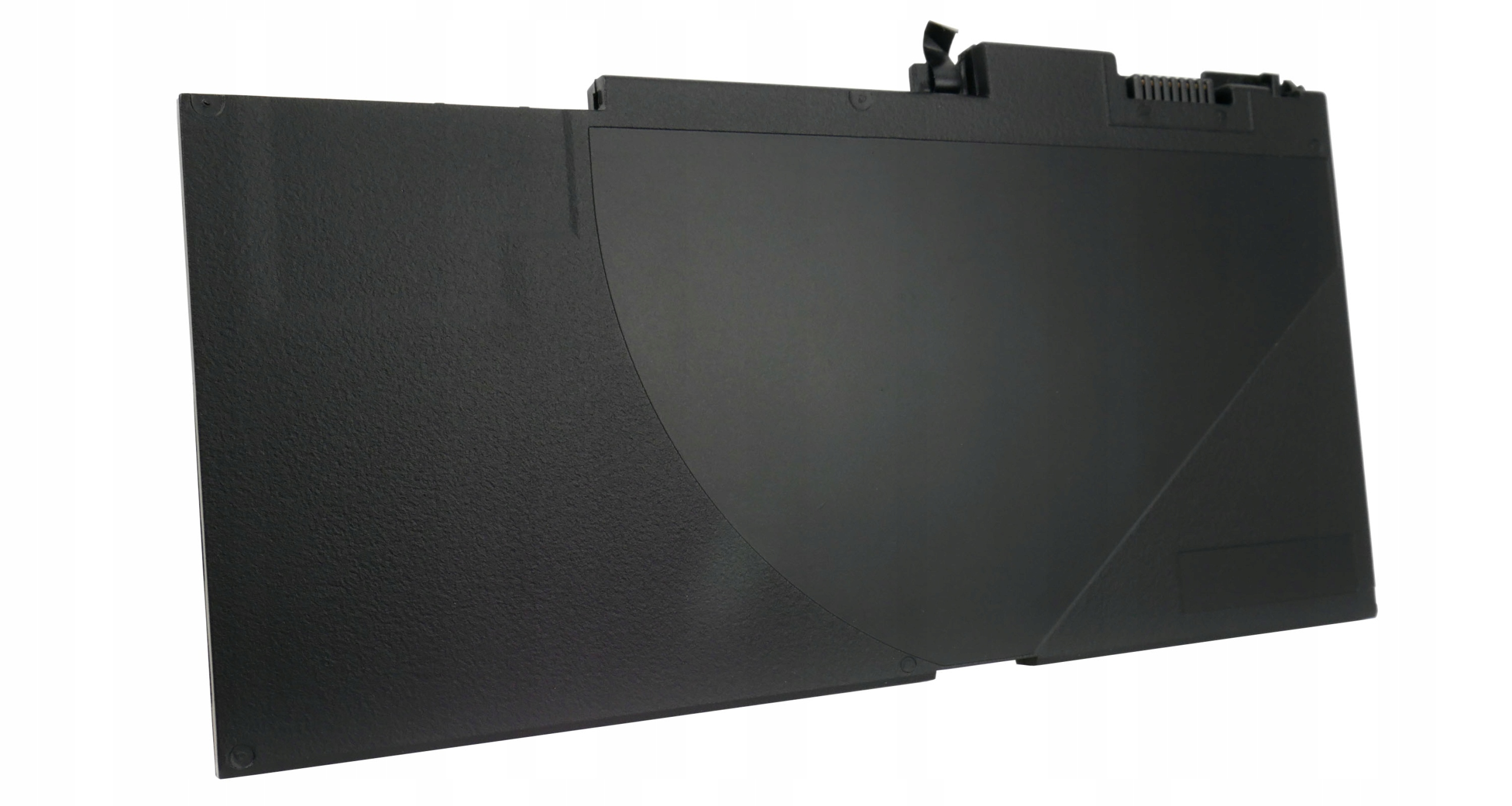 Czarna bateria do laptopa o teksturowanej powierzchni i różnych kształtach, na białym tle.