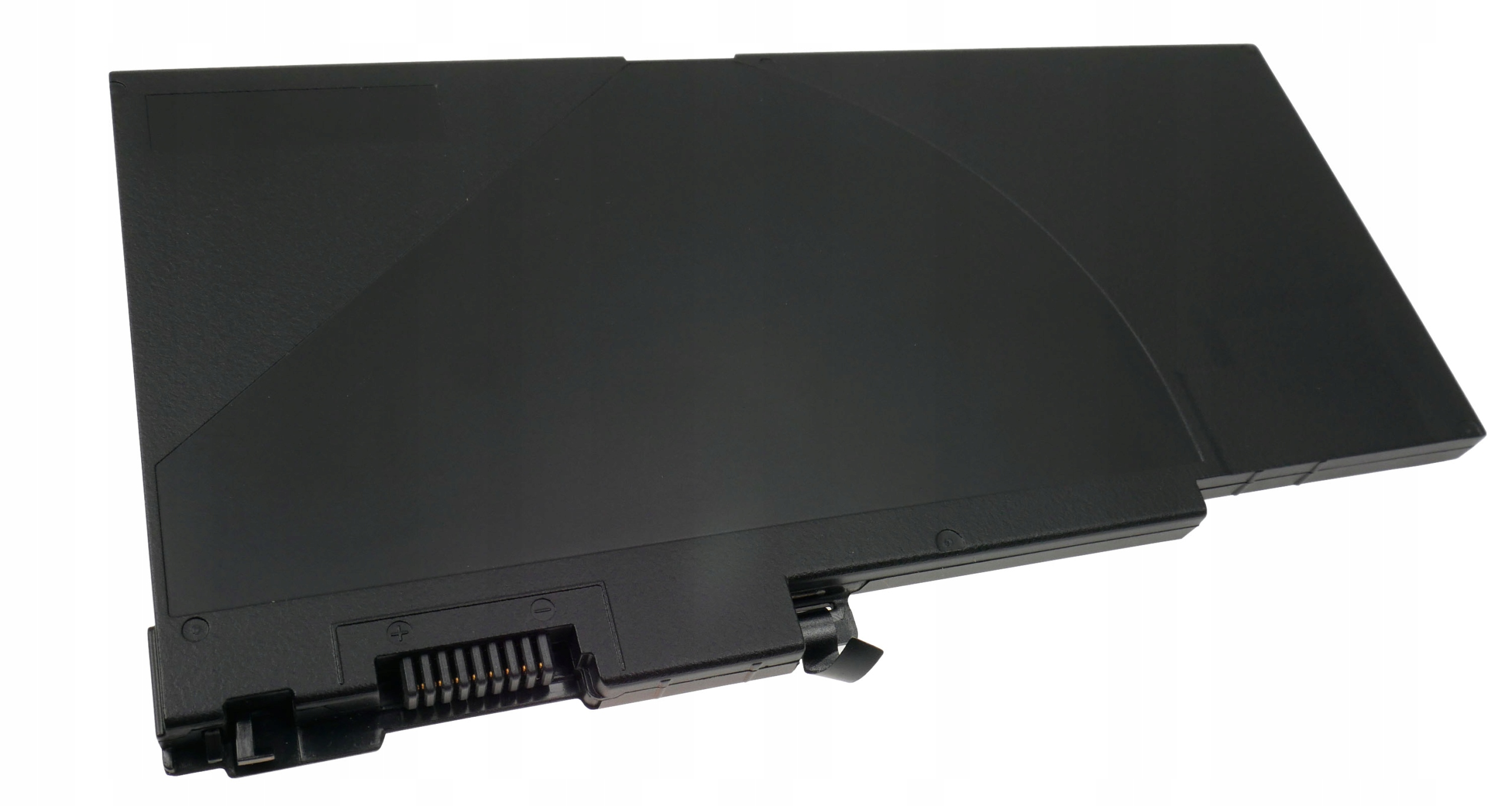 Czarna prostokątna bateria. Ma złącze i kilka szczegółów na powierzchni. Tło jest białe.