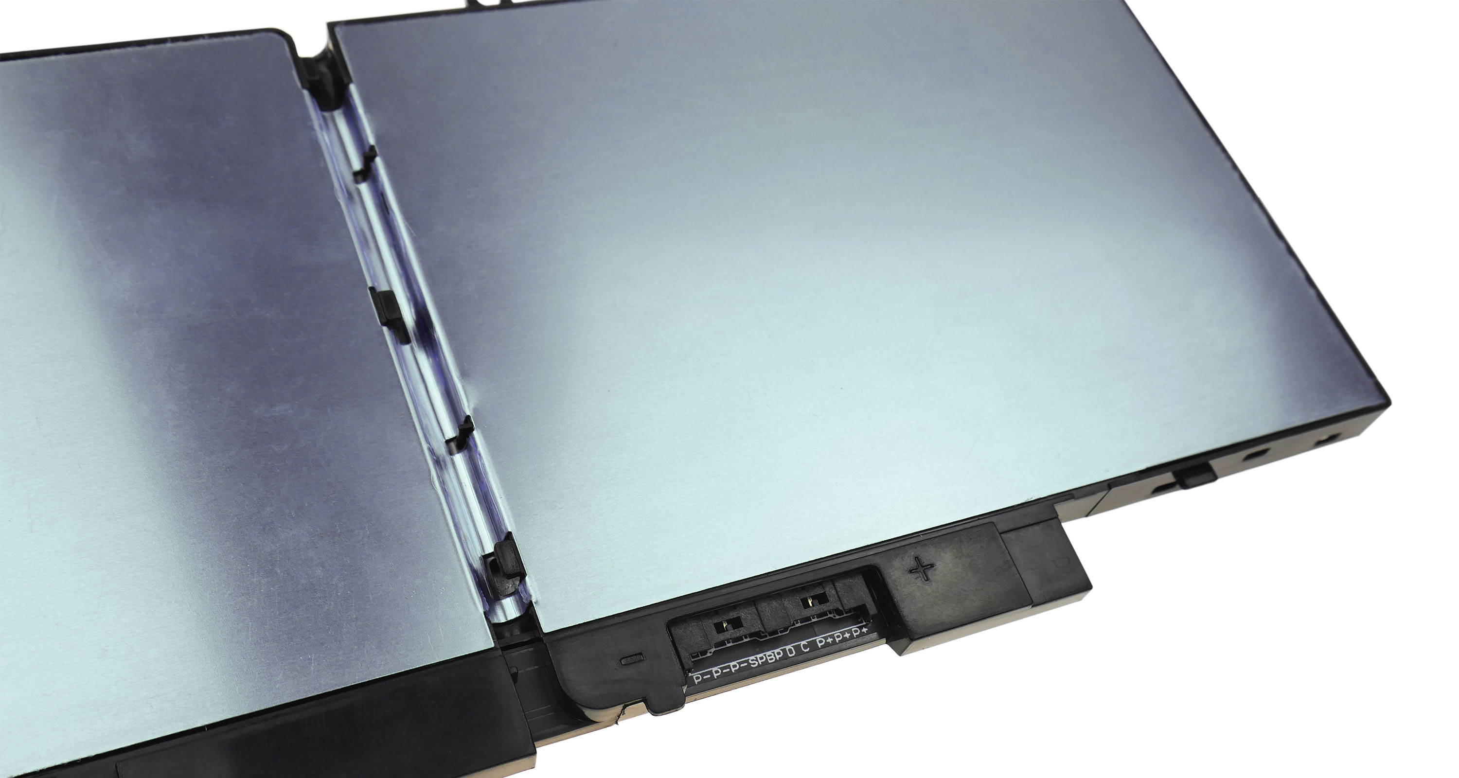 Zbliżenie srebrnego elementu laptopa z czarnymi krawędziami. Ma złącze i znajduje się na białym tle.