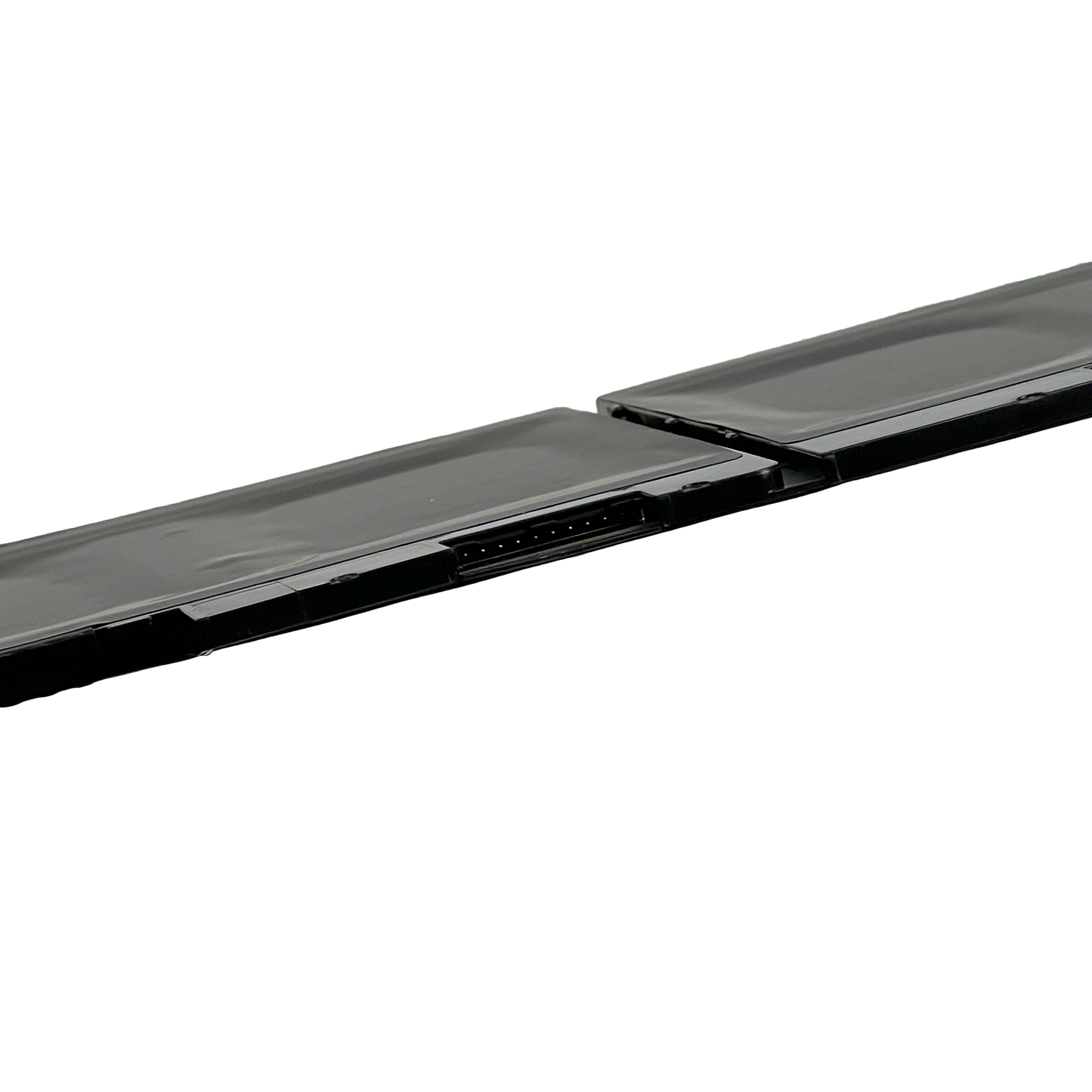 Czarny prostokątny obiekt ze złączem, prawdopodobnie bateria laptopa, na białym tle.